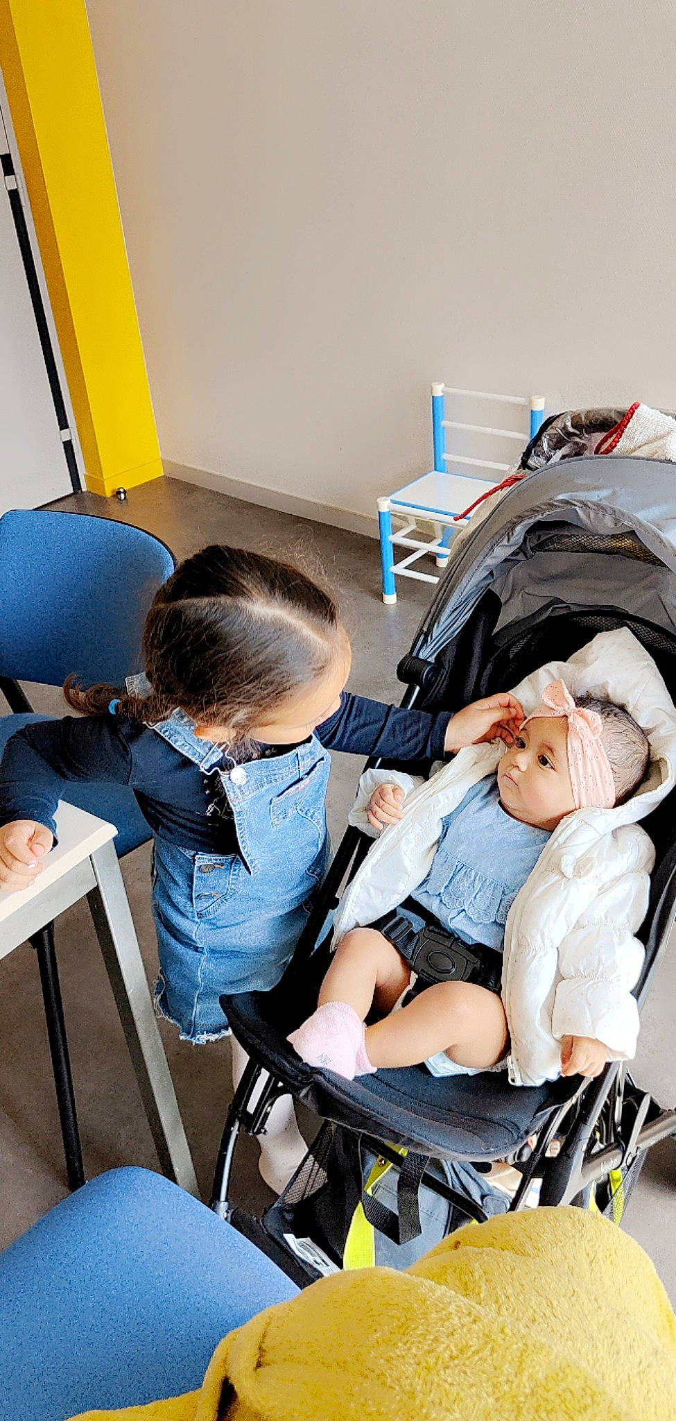 Aïcha participe au concours pour gagner de l'argent avec cette photo : baby, baby_carriage, baby_products, blue, chair, child, comfort, education, engineering, event, headwear, health_care, leg, leisure, person, room, service, shorts, sitting, sneakers