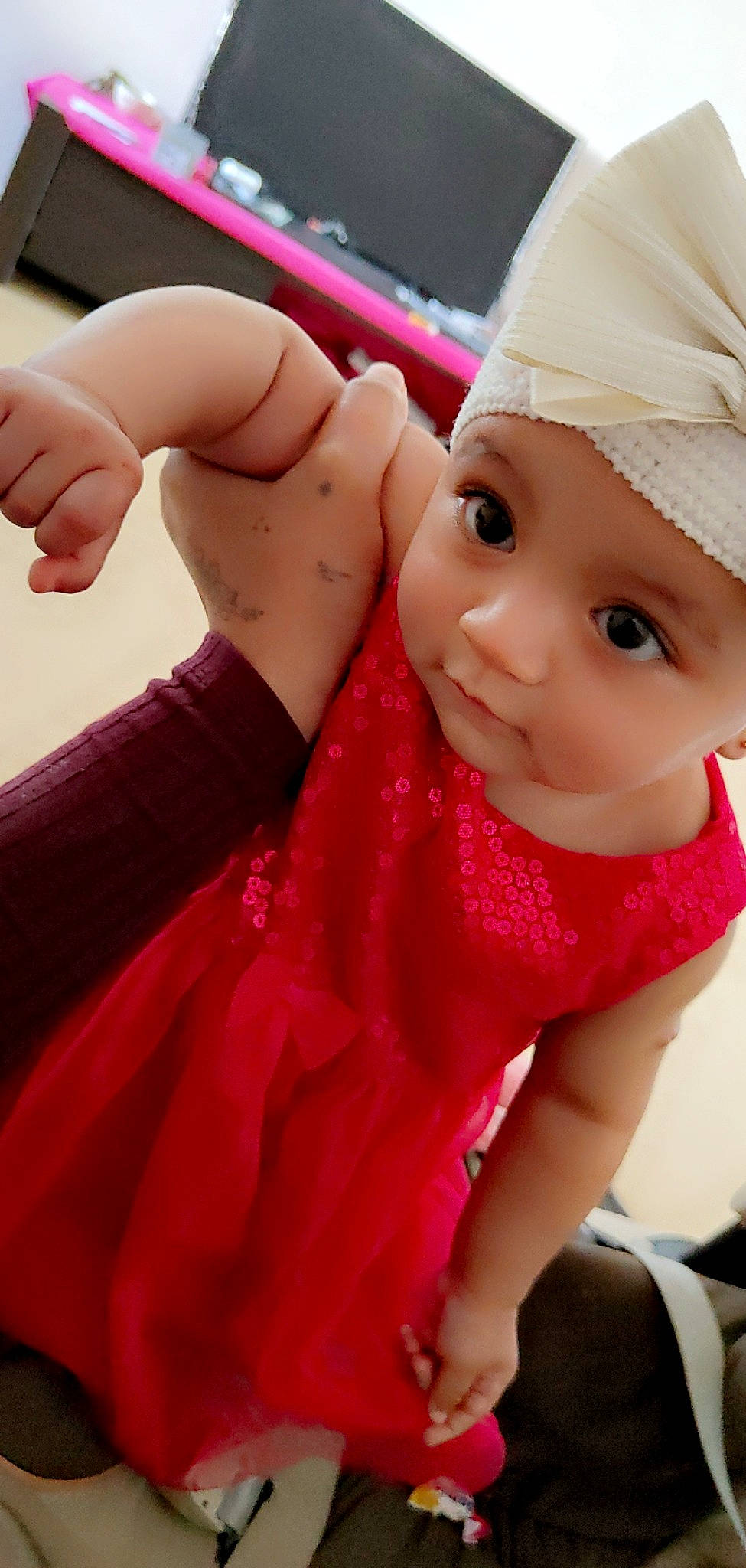 Aïcha a rejoint le concours — aidez-le/la à gagner de superbes lots ! baby, baby_toddler_clothing, cap, chest, child, cool, dress, elbow, fashion_accessory, finger, fun, gesture, happy, headwear, leisure, magenta, nail, person, pink, sitting
