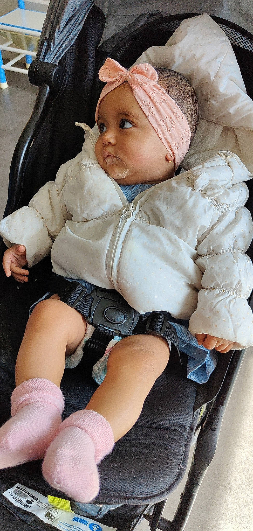 Aïcha a rejoint le concours — aidez-le/la à gagner de superbes lots ! baby, baby_toddler_clothing, blue, cap, chair, cheek, child, comfort, headwear, human_leg, knee, lap, leg, outerwear, person, shorts, skin, sleeve, textile, thigh