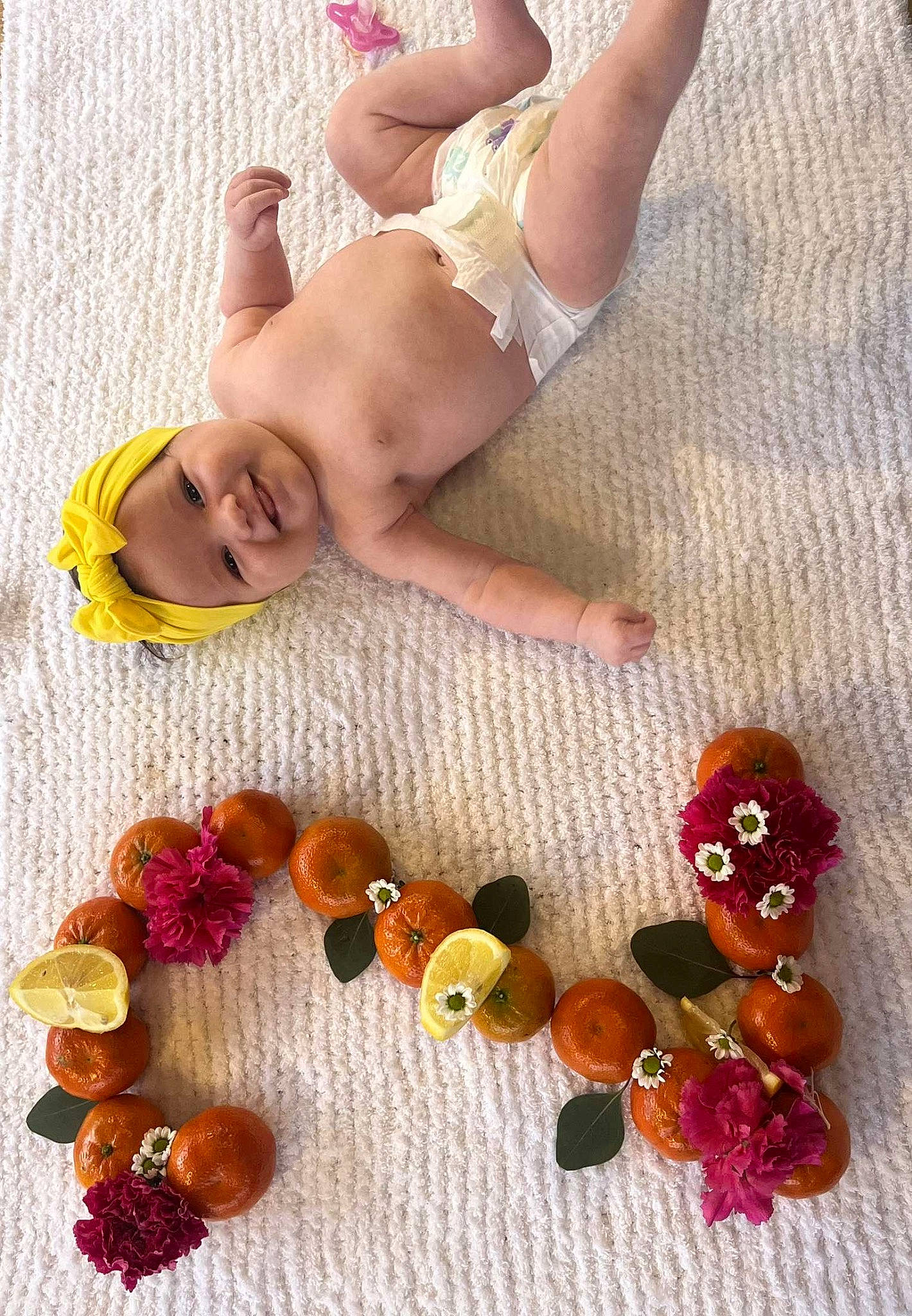 Cataleya a rejoint le concours — aidez-le/la à gagner de superbes lots ! art, barefoot, child, comfort, fashion_accessory, fawn, flooring, foot, happy, hardwood, headwear, human_leg, jewellery, joy, linens, nail, person, smile, sunglasses, thigh