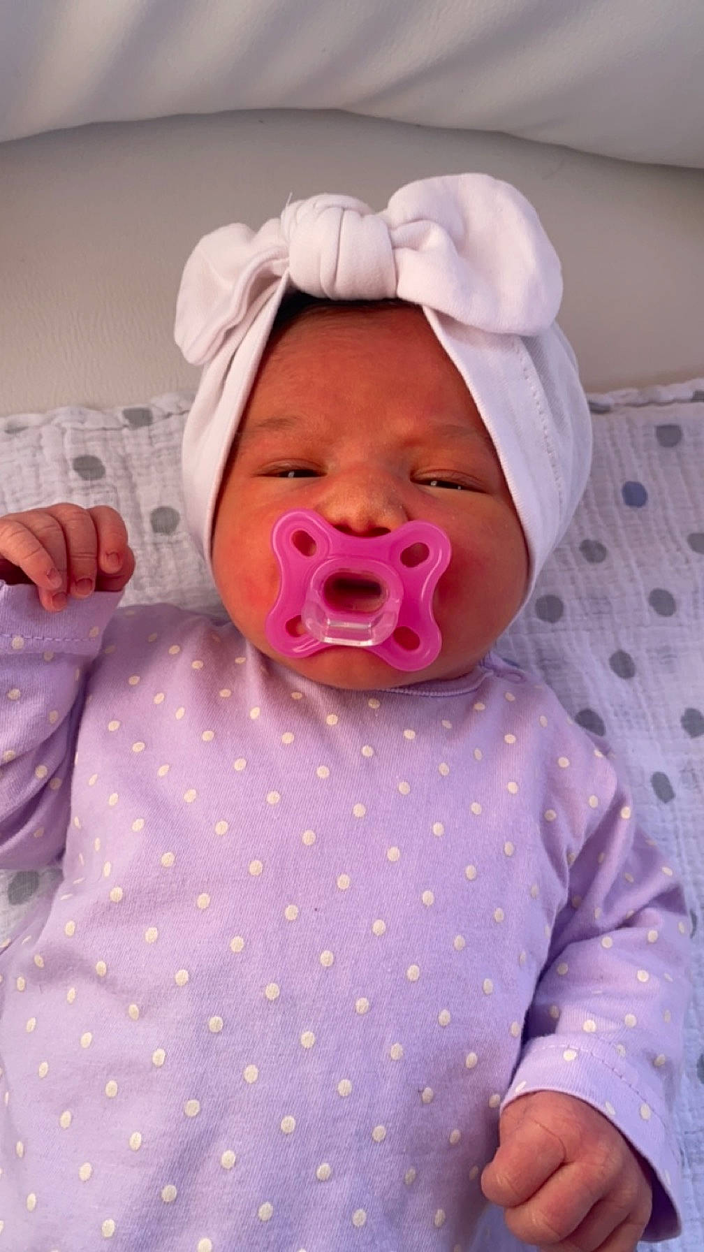 Cataleya a rejoint le concours — aidez-le/la à gagner de superbes lots ! baby, baby_products, baby_sleeping, baby_toddler_clothing, child, comfort, event, happy, laugh, linens, magenta, pattern, peach, person, pink, room, sleeve, toddler