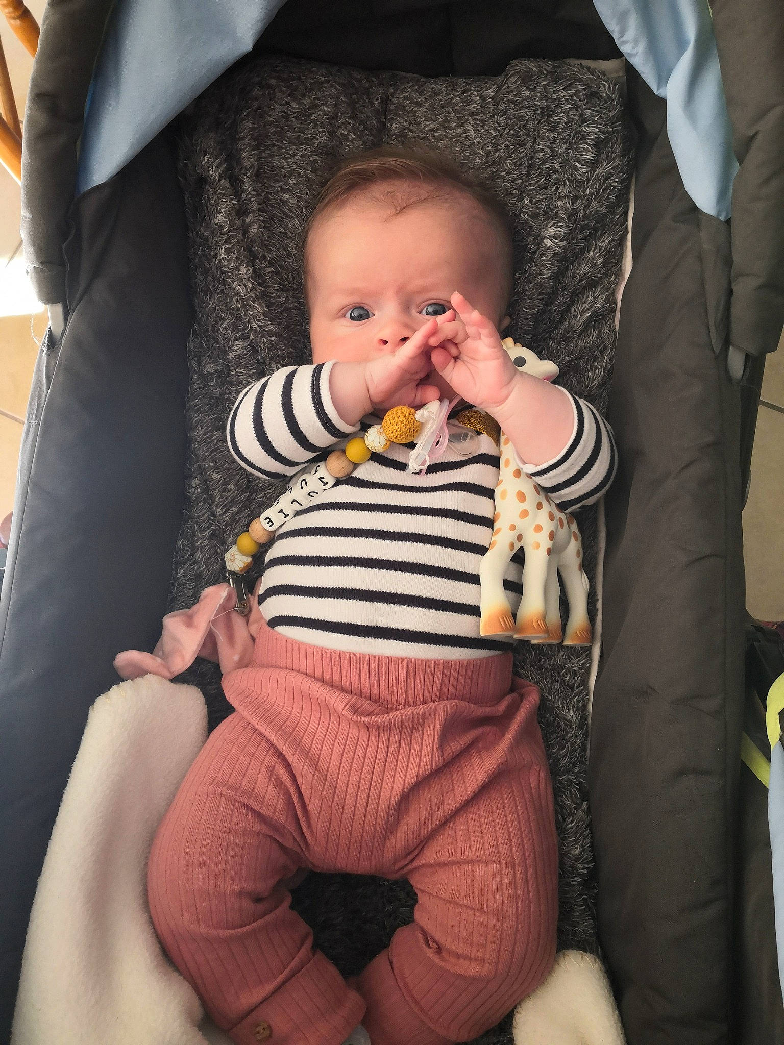 Julie participe au concours pour gagner de l'argent avec cette photo : baby, baby_carriage, baby_toddler_clothing, cheek, comfort, eye, finger, gesture, head, human_body, iris, lap, lip, mouth, nail, nose, person, product, skin, sleeve