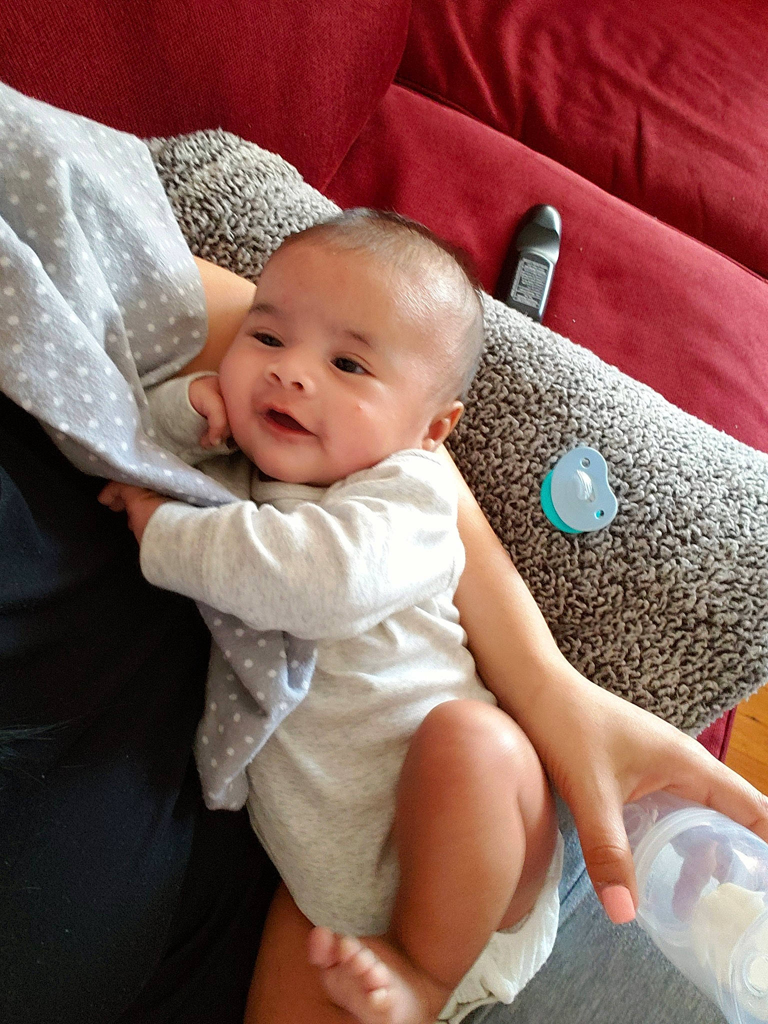 Ezequiel is registered to the contest to win money with this photo: arm, baby, child, finger, hand, leg, person, product, sitting, skin, smile, toddler