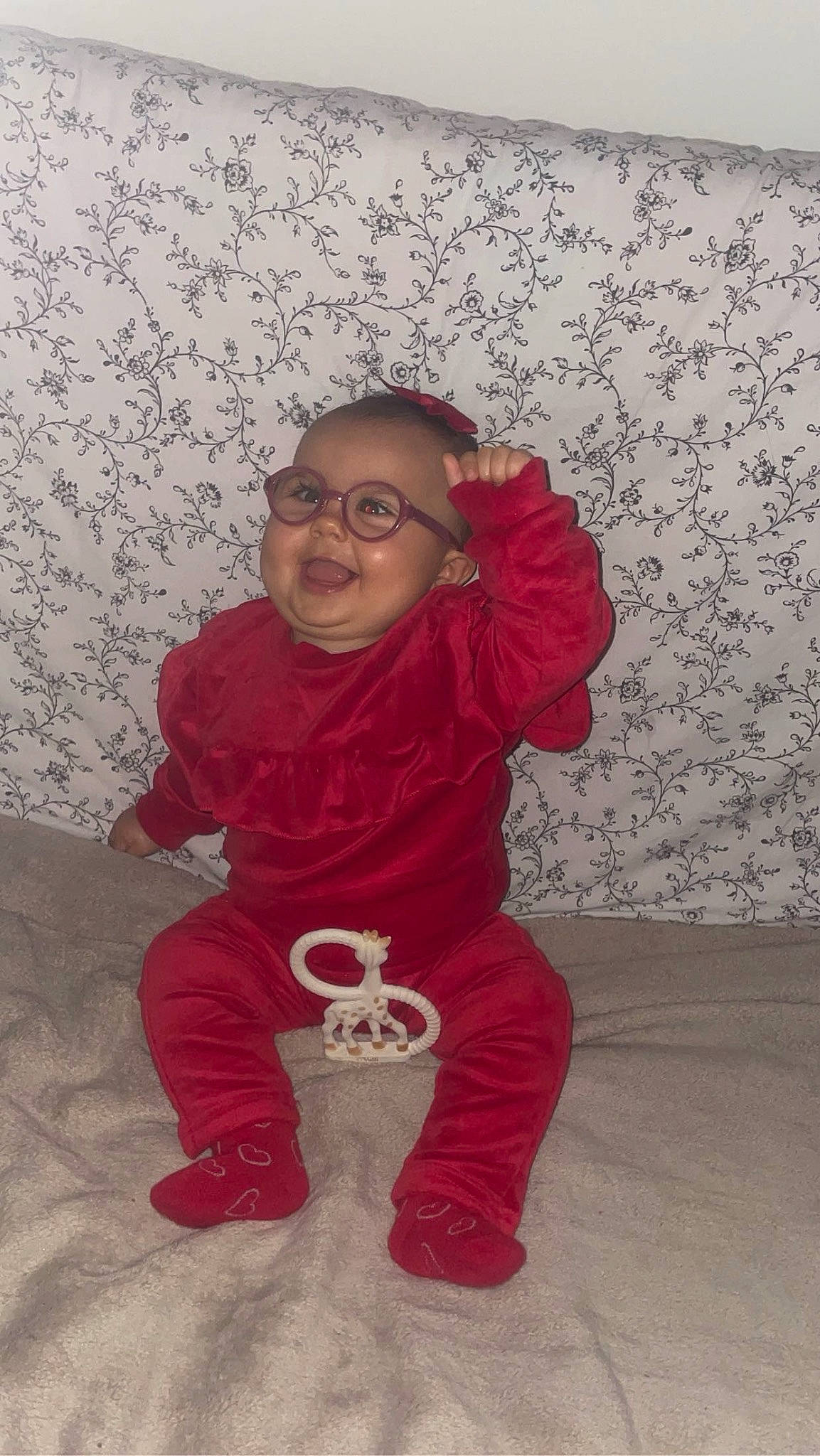 Maëlys a rejoint le concours — aidez-le/la à gagner de superbes lots ! baby, baby_toddler_clothing, child, eyewear, face, flooring, fun, goggles, happy, head, hoodie, magenta, pattern, person, room, sitting, sleeve, smile, sunglasses, toddler