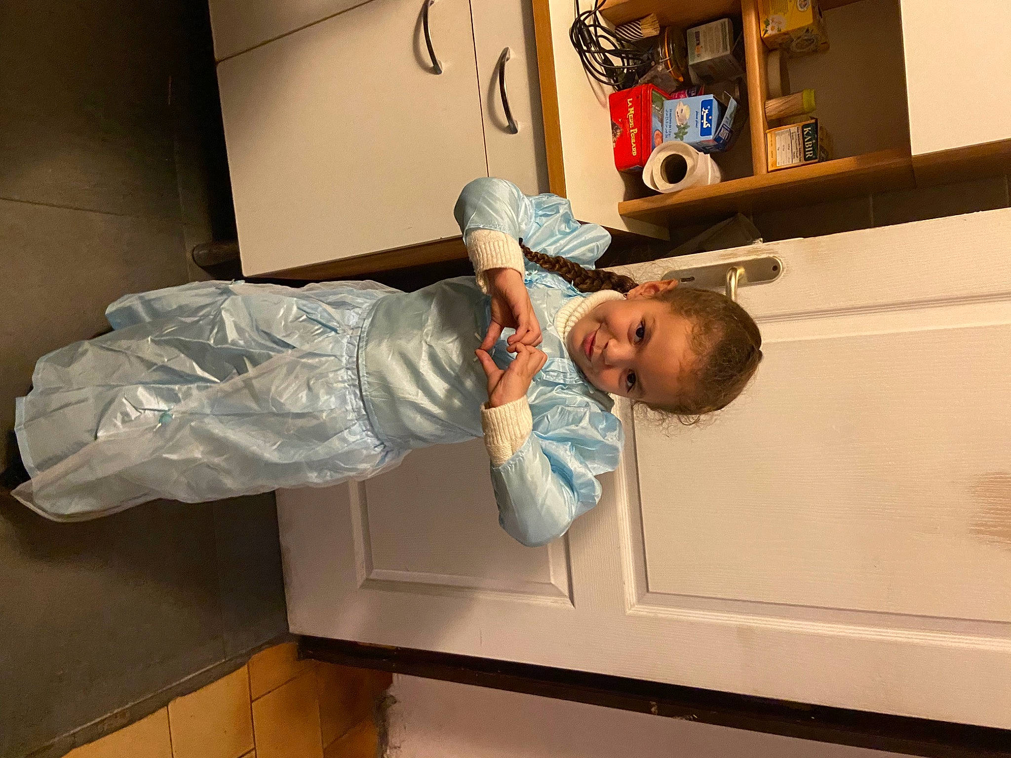 Ines a rejoint le concours — aidez-le/la à gagner de superbes lots ! baby_toddler_clothing, child, comfort, hat, joy, person, room, shelf, shelving, t_shirt, toddler