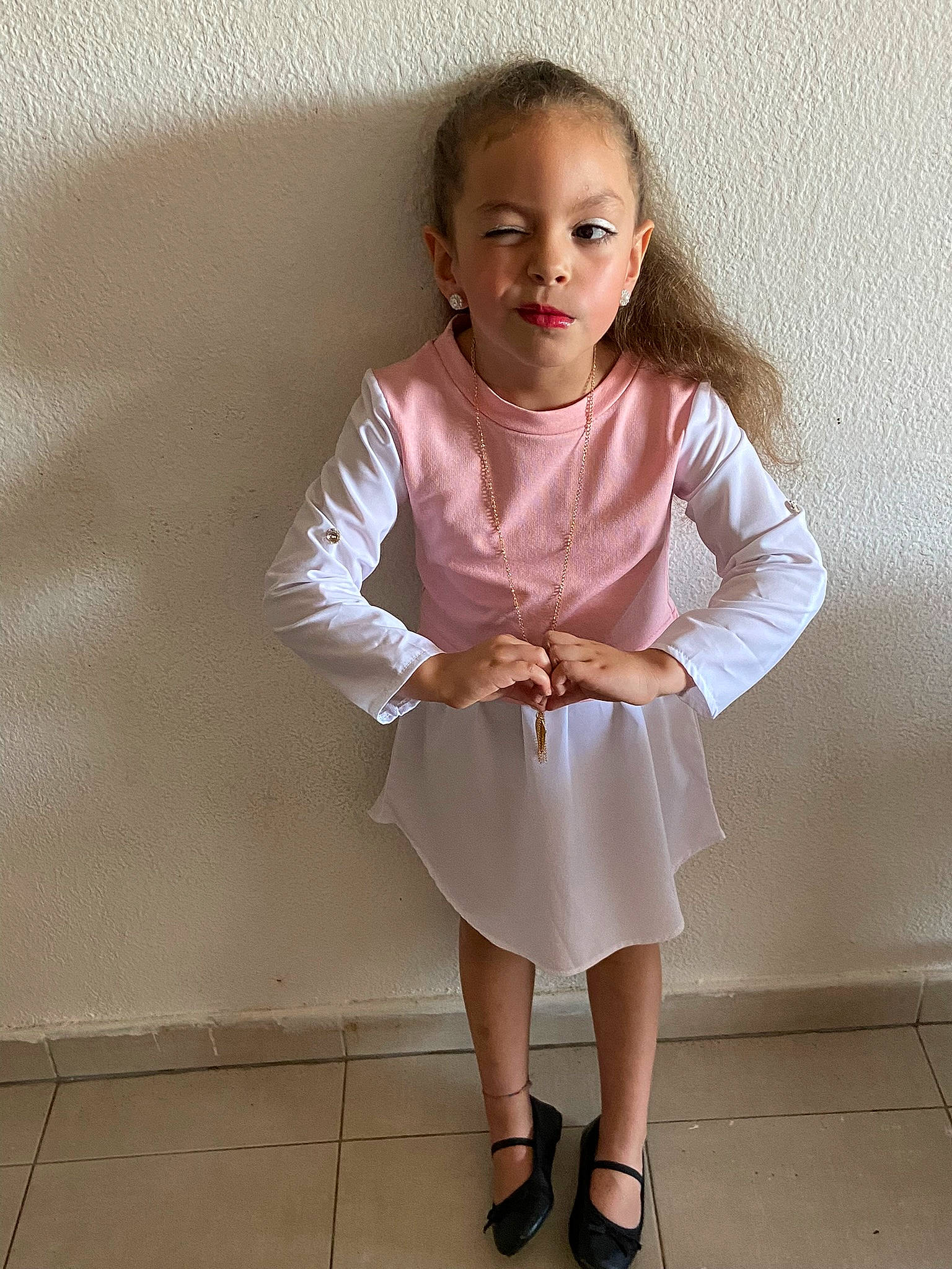 Ines a rejoint le concours — aidez-le/la à gagner de superbes lots ! arm, clothing, day_dress, dress, dress_shirt, face, fashion_design, hair, hand, human_body, joint, knee, leg, neck, person, shoulder, skin, sleeve, thigh, toddler