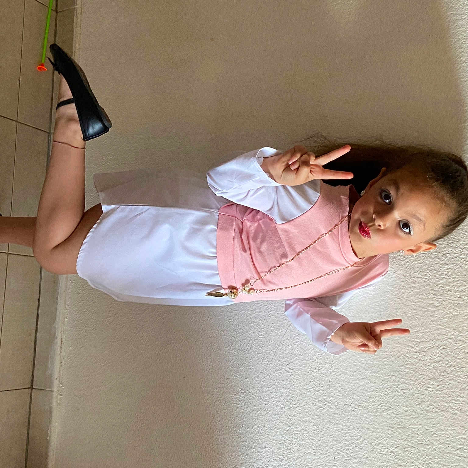 Ines participe au concours pour gagner de l'argent avec cette photo : baby, elbow, flooring, foot, fun, hairstyle, human_body, human_leg, japanese_idol, knee, leg, room, sandal, sock, sportswear, textile, thigh, toddler, waist