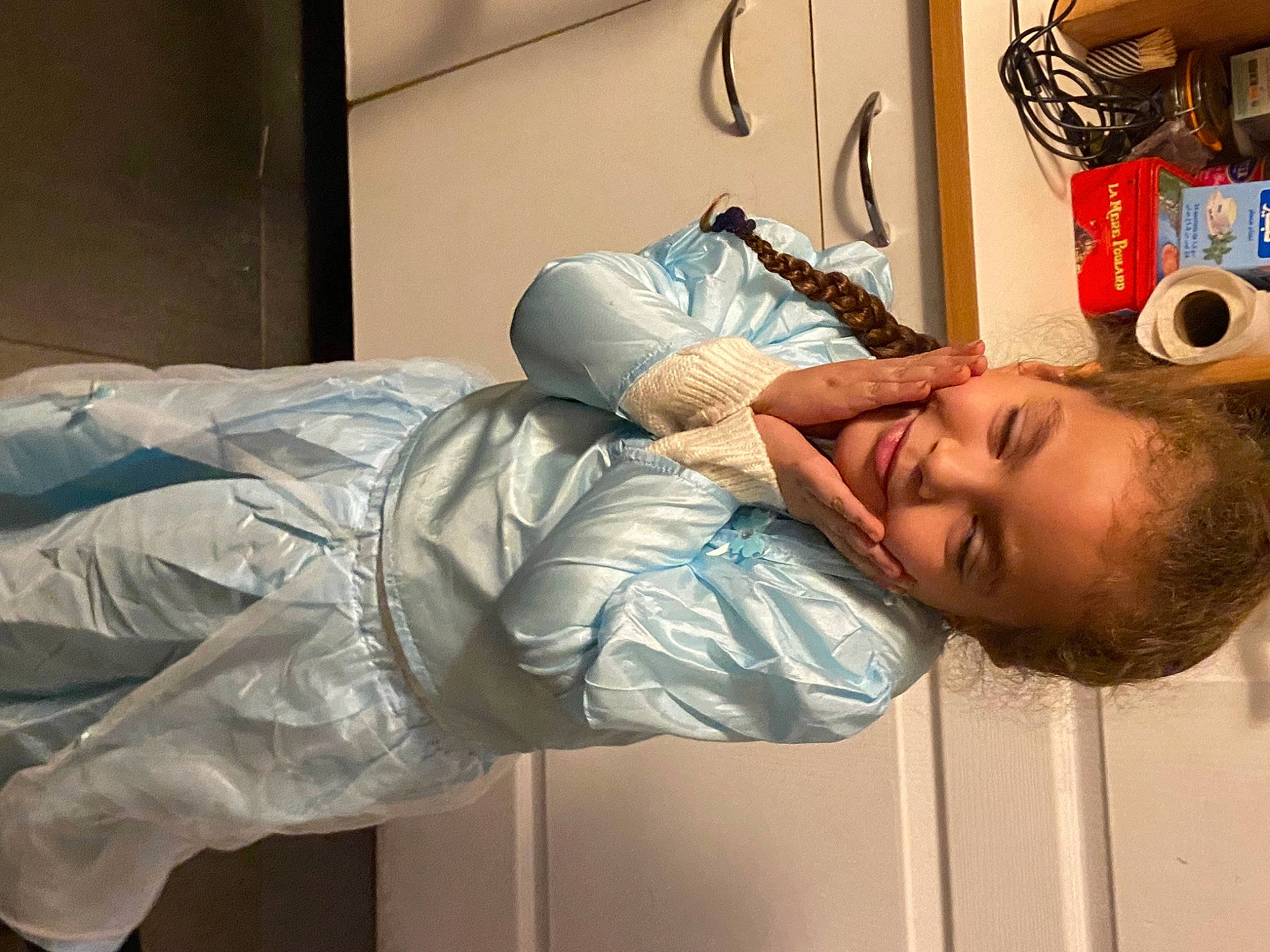 Ines participe au concours pour gagner de l'argent avec cette photo : abdomen, arm, child, comfort, elbow, eyelash, eyewear, health_care, hospital, human_body, human_leg, jaw, joint, joy, knee, leg, mouth, person, room, service