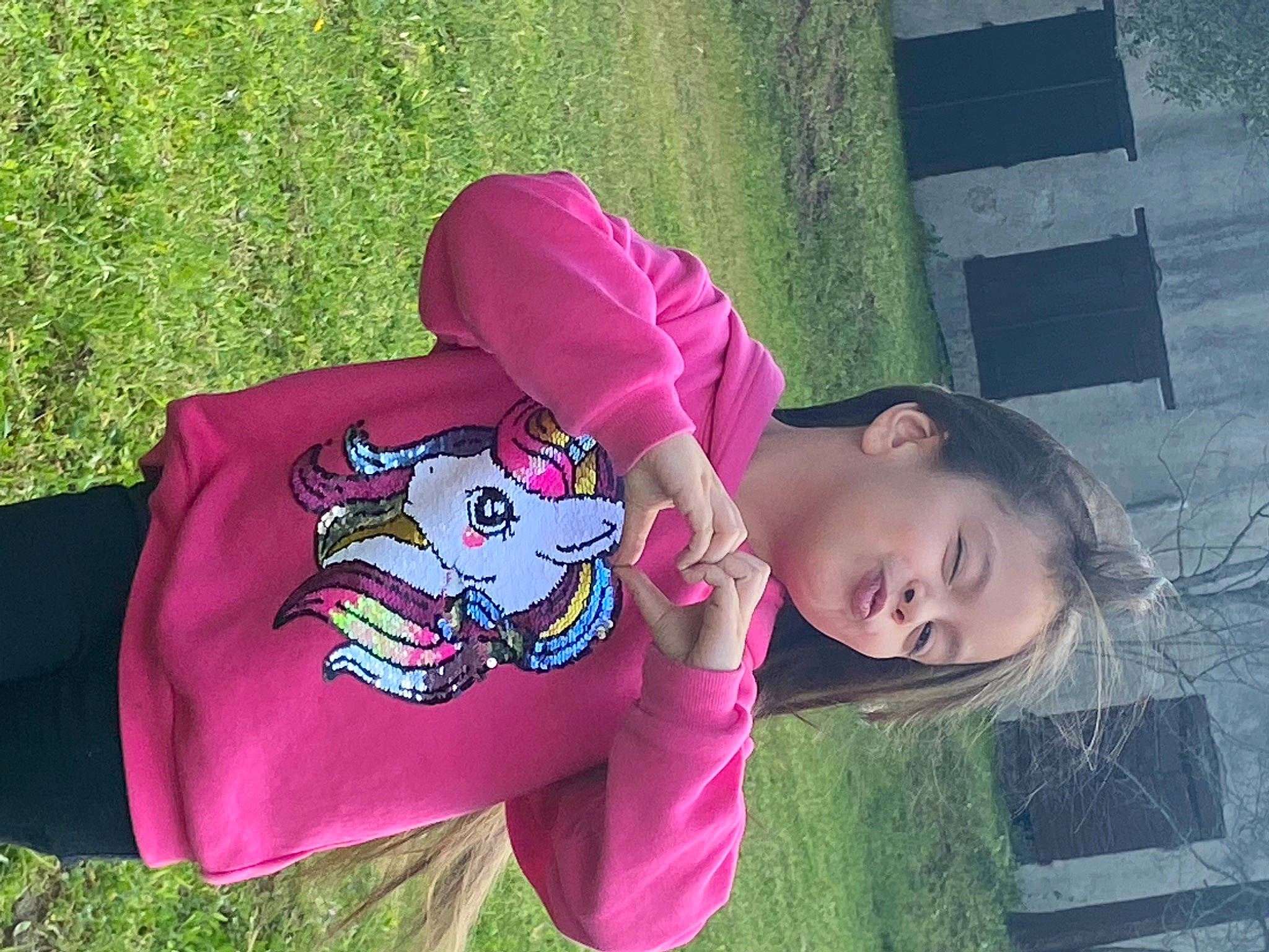 Ines participe au concours pour gagner de l'argent avec cette photo : child, fun, grass, grassland, happy, joy, leisure, magenta, pattern, people_in_nature, person, pink, plant, recreation, red, sitting, sleeve, spring, t_shirt, textile