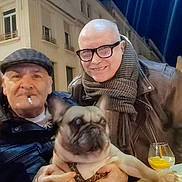 Kiki participe au concours pour gagner de l'argent avec cette photo : building, candid, cigarette, dog, drink, elderly_man, flat_cap, french_bulldog, friendship, glass, glasses, leather_jacket, night, outdoor, portrait, scarf, smile, table, urban, warm_clothing