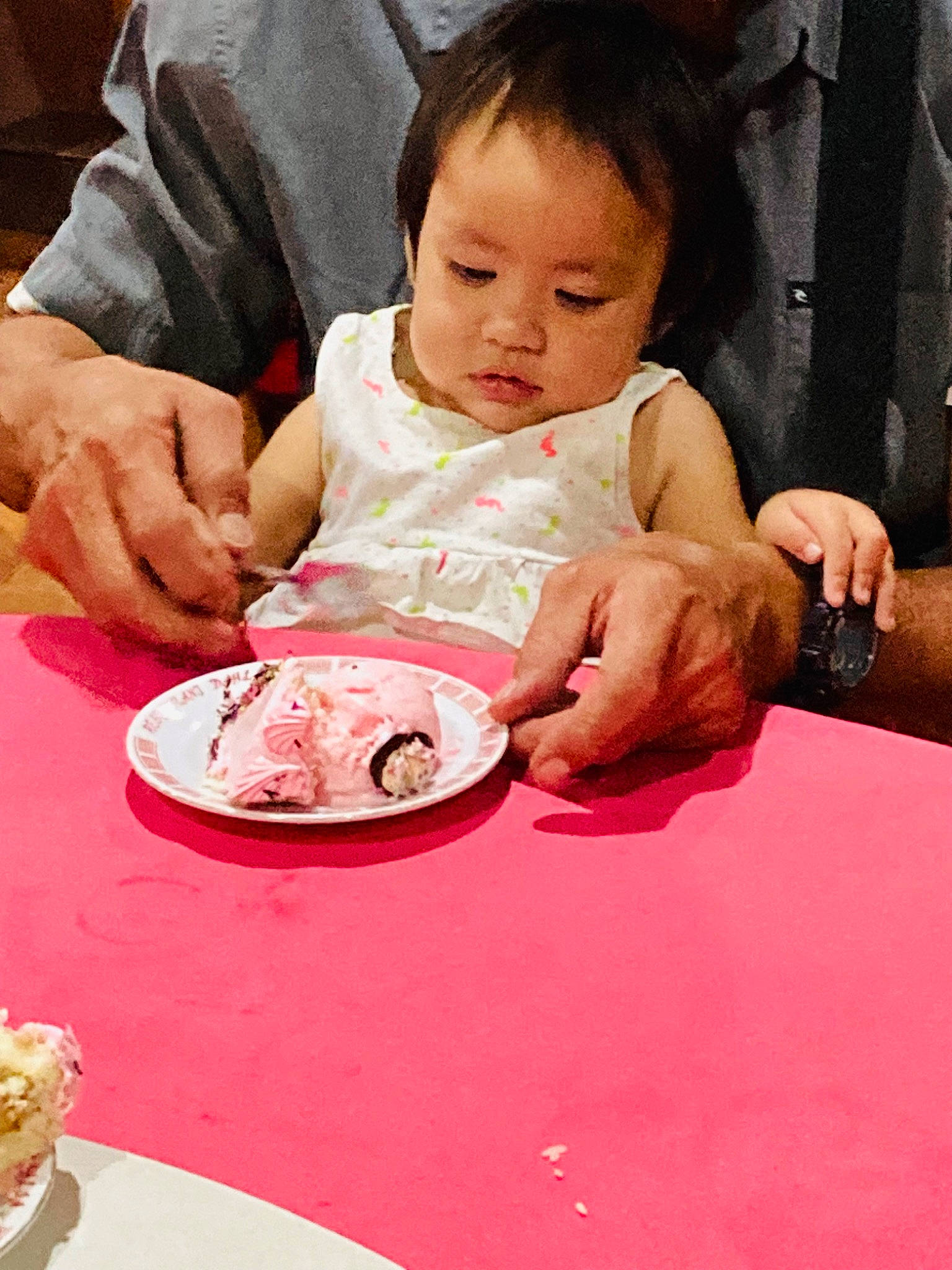 Kaïlea a rejoint le concours — aidez-le/la à gagner de superbes lots ! baby, baby_toddler_clothing, bib, chair, child, comfort_food, cup, dishware, drinkware, finger, food, food_craving, hand, happy, person, plate, serveware, sharing, table, tableware