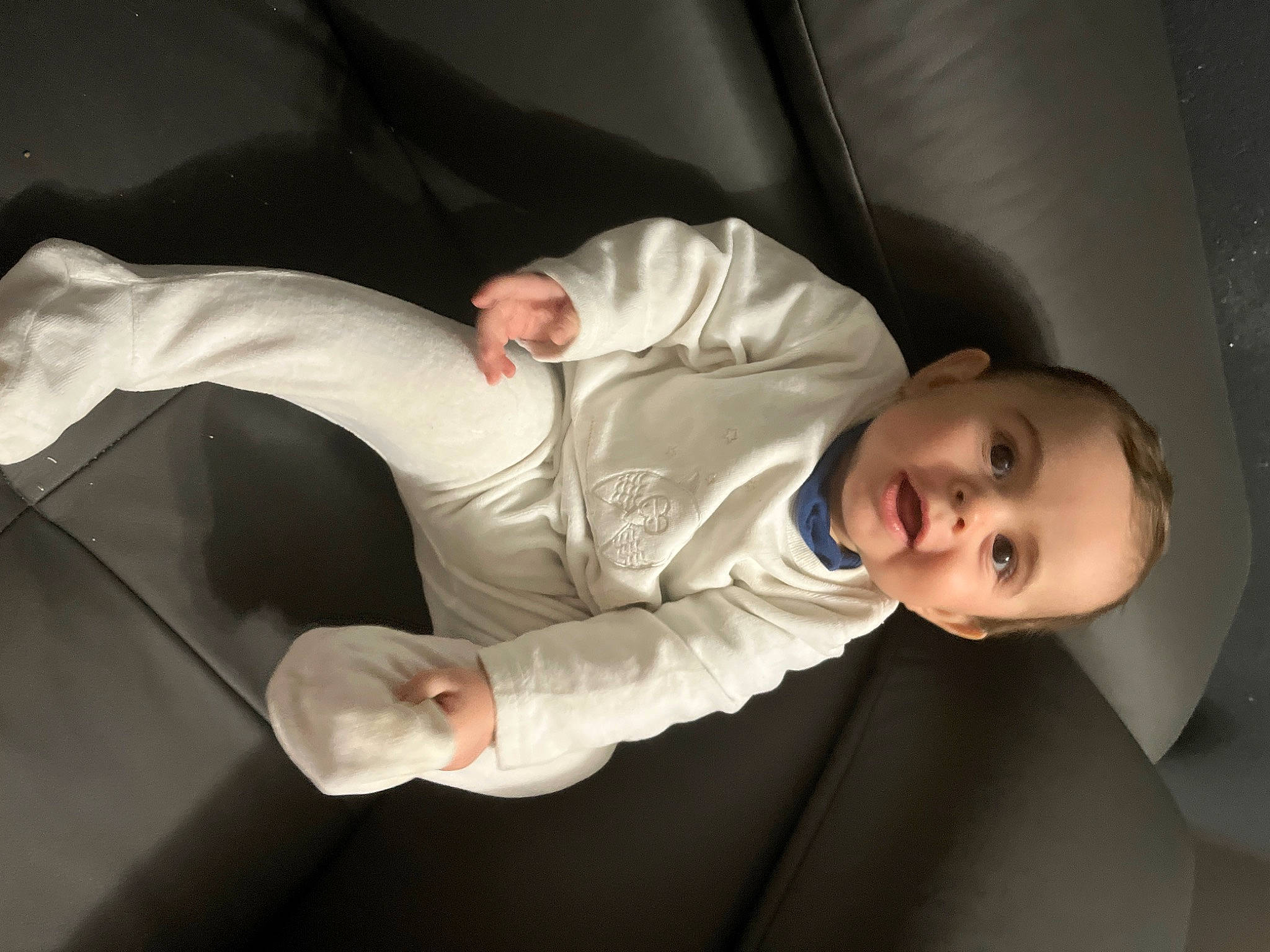 Ma participe au concours pour gagner de l'argent avec cette photo : auto_part, automotive_design, baby, child, comfort, darkness, elbow, finger, flash_photography, fun, gesture, hand, luxury_vehicle, person, room, sitting, sleeve, smile, thumb, toddler