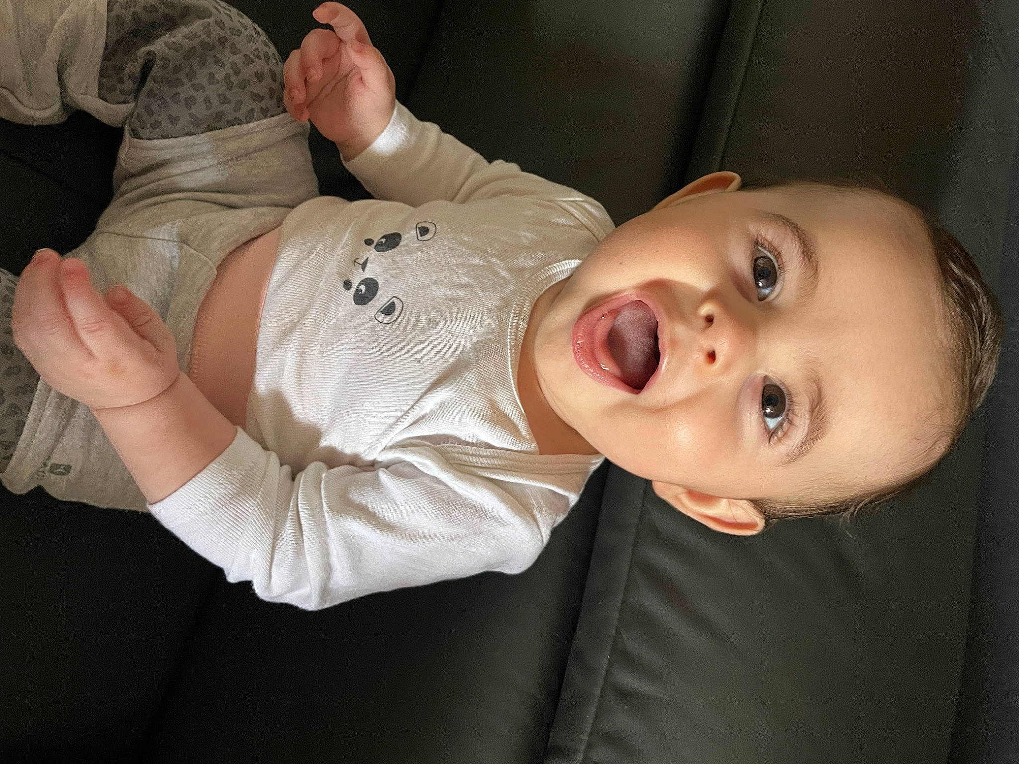 Ma participe au concours pour gagner de l'argent avec cette photo : baby, baby_toddler_clothing, cheek, comfort, elbow, eyelash, finger, flash_photography, gesture, hair, hand, happy, iris, lip, mouth, nose, person, skin, sleeve, smile