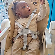 Axel participe au concours pour gagner de l'argent avec cette photo : baby, high_chair, milestone_card, winnie_the_pooh, curious, indoor, child, safety_strap, beige, blue_curtains, window, patterned_wall, socks, pants, long_sleeve_shirt, floor, home, infant, portrait, looking_up