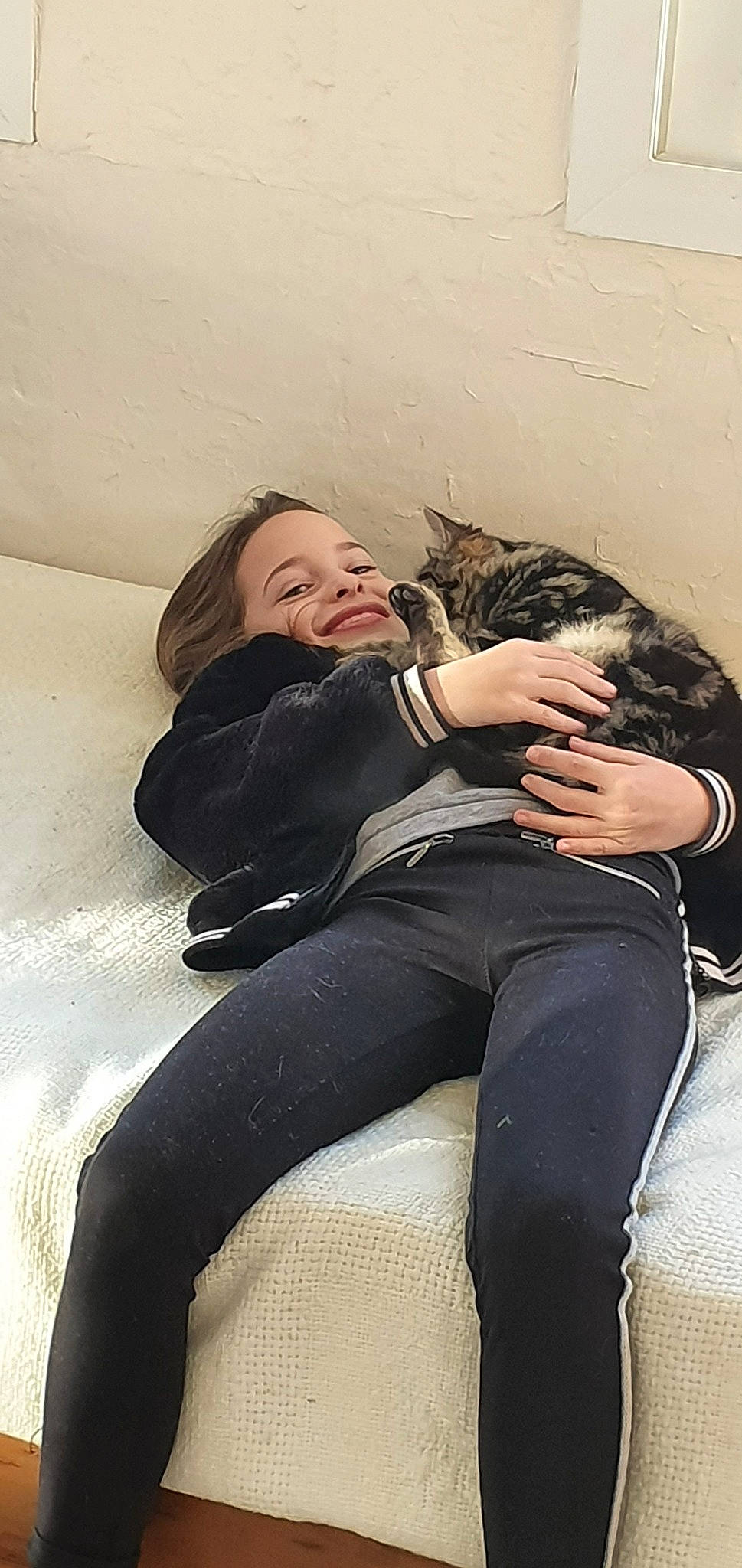 Aurore participe au concours pour gagner de l'argent avec cette photo : comfort, headwear, leg, person, sitting