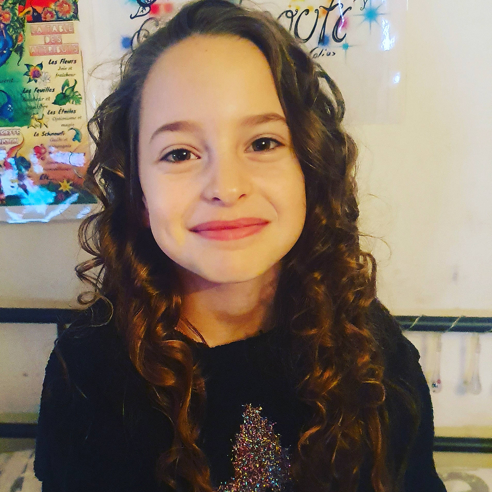 Aurore participe au concours pour gagner de l'argent avec cette photo : black_hair, brown_hair, chin, eyebrow, face, feathered_hair, forehead, hair, hair_coloring, hairstyle, happy, head, jaw, joy, lip, long_hair, nose, person, selfie, smile