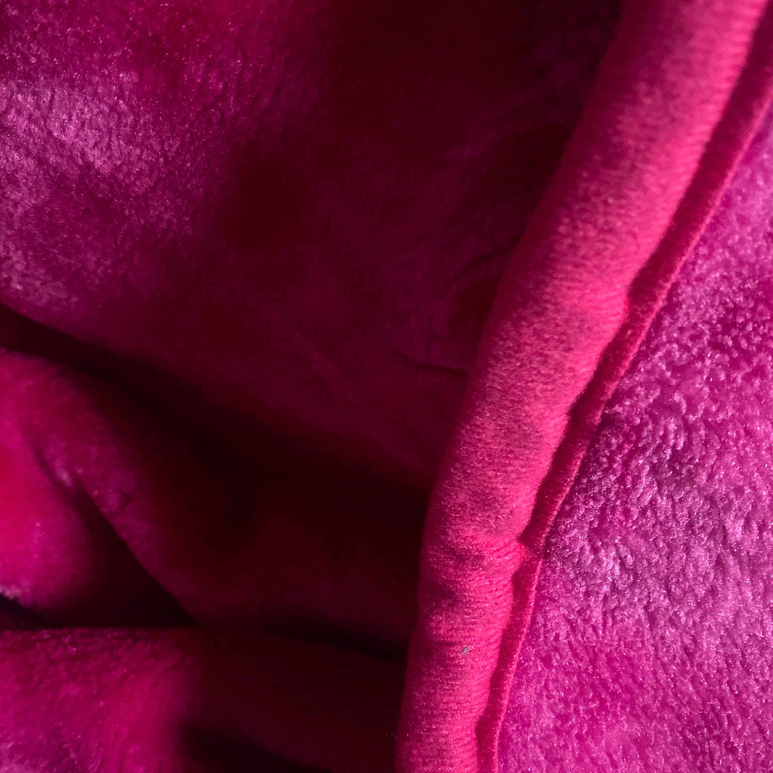 Sherine a rejoint le concours — aidez-le/la à gagner de superbes lots ! annual_plant, baize, carmine, coquelicot, electric_blue, flowering_plant, linens, macro_photography, magenta, pattern, peach, petal, plant, purple, rose_family, rose_order, silk, tints_and_shades, violet, woven_fabric