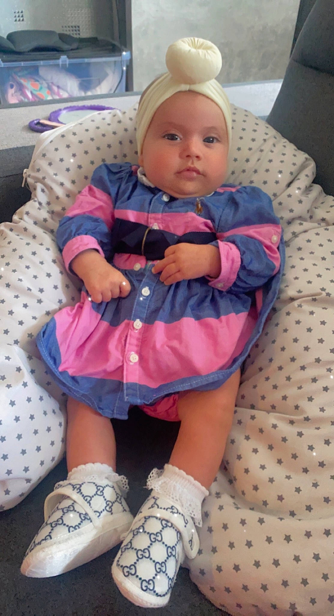 Sherine participe au concours pour gagner de l'argent avec cette photo : baby, baby_toddler_clothing, child, eye, face, headwear, human_leg, iris, knee, mouth, pattern, person, pink, purple, skin, sleeve, sock, textile, thigh, thumb