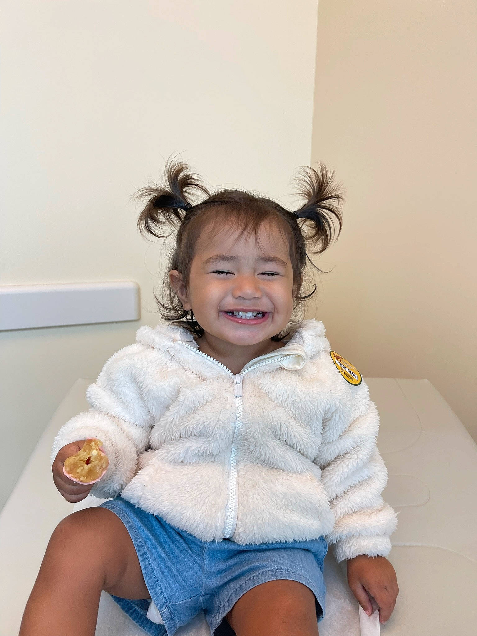 Kylea is registered to the contest to win money with this photo: baby_toddler_clothing, cheek, child, electric_blue, gesture, hairstyle, happy, human_leg, iris, joint, joy, knee, leg, person, shoulder, skin, sleeve, smile, t_shirt, tableware