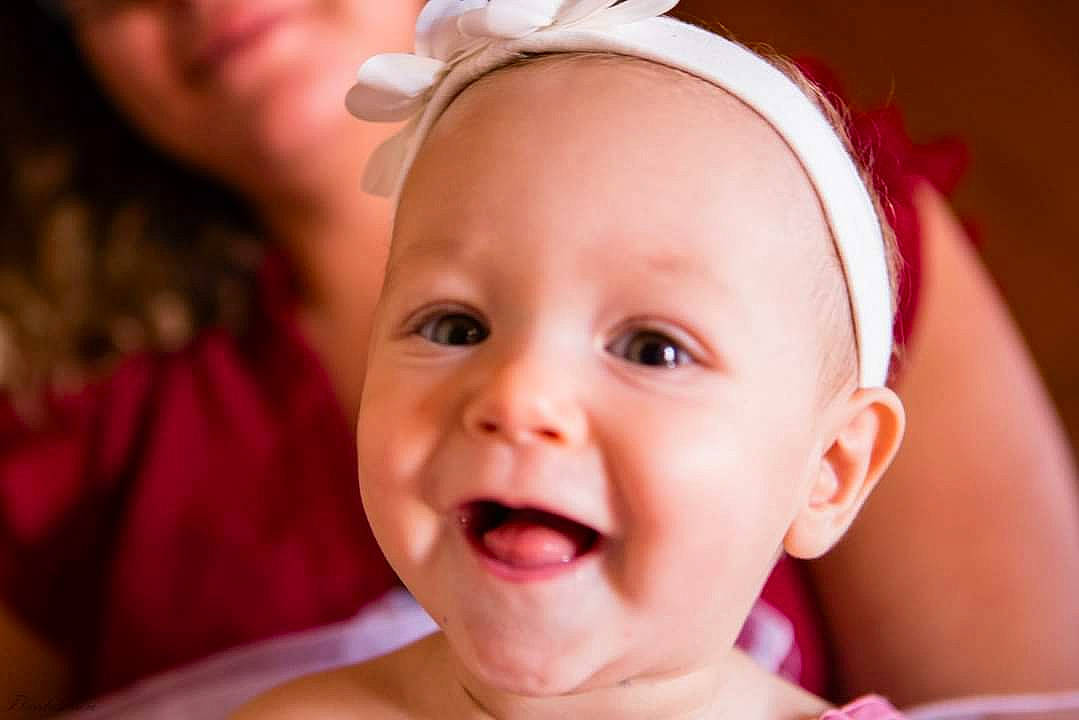 Manon participe au concours pour gagner de l'argent avec cette photo : baby, baby_making_funny_faces, cheek, child, chin, close_up, ear, face, facial_expression, hair_accessory, happy, head, laugh, lip, mouth, nose, person, pink, skin, smile
