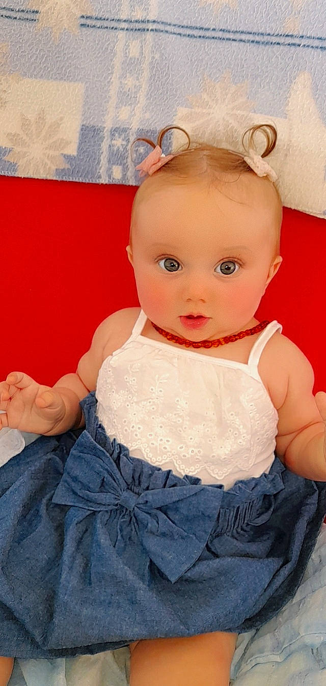 Yamina participe au concours pour gagner de l'argent avec cette photo : baby, baby_toddler_clothing, bridal_accessory, child, day_dress, dress, embellishment, eyelash, fashion_design, flash_photography, formal_wear, happy, headpiece, iris, neck, one_piece_garment, person, pink, ruffle, sleeve