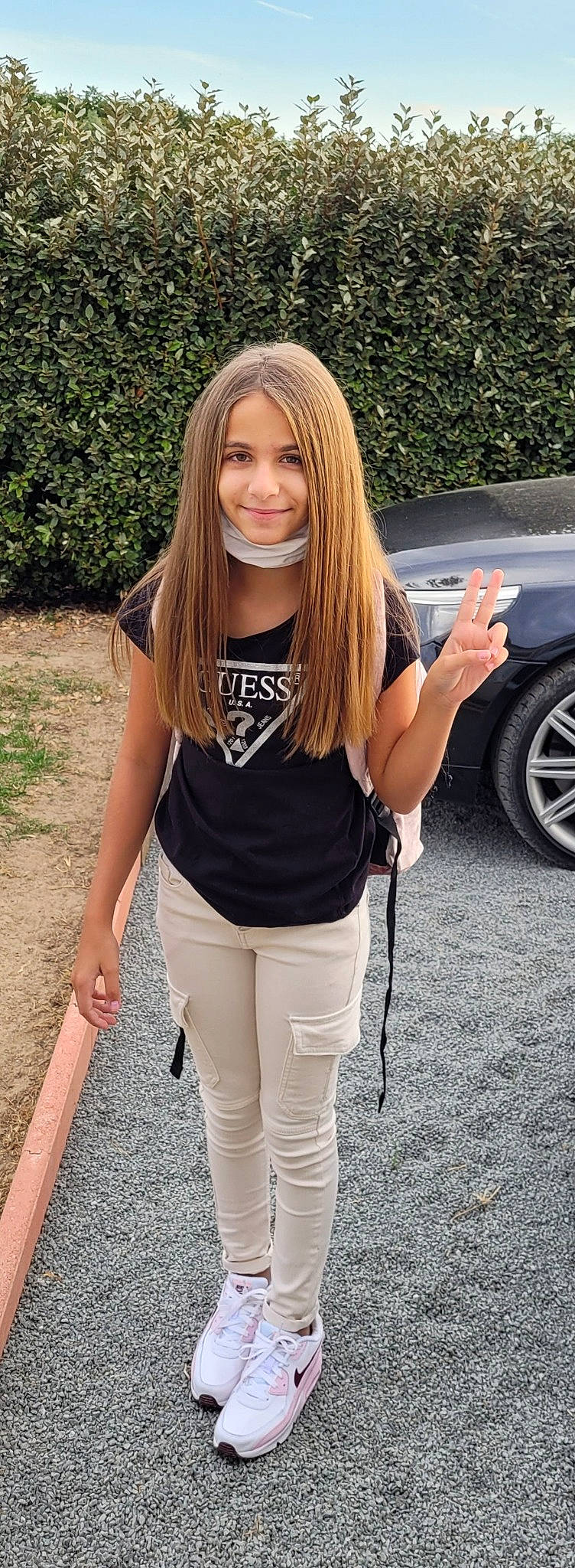 Lana participe au concours pour gagner de l'argent avec cette photo : arm, automotive_tire, black, face, fashion, hair, hairstyle, hand, head, human_body, joy, leg, lip, neck, outerwear, person, photograph, shoe, shoulder, street_fashion