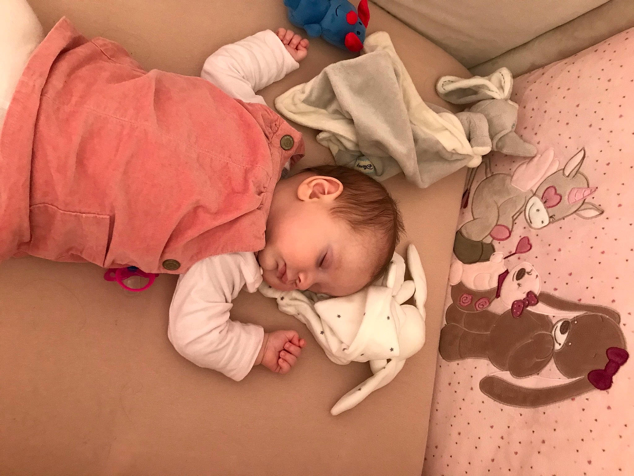 Marine participe au concours pour gagner de l'argent avec cette photo : baby, baby_products, baby_toddler_clothing, bedtime, cheek, child, comfort, eye, finger, floor, flooring, happy, human_body, linens, mouth, person, pink, room, skin, toddler