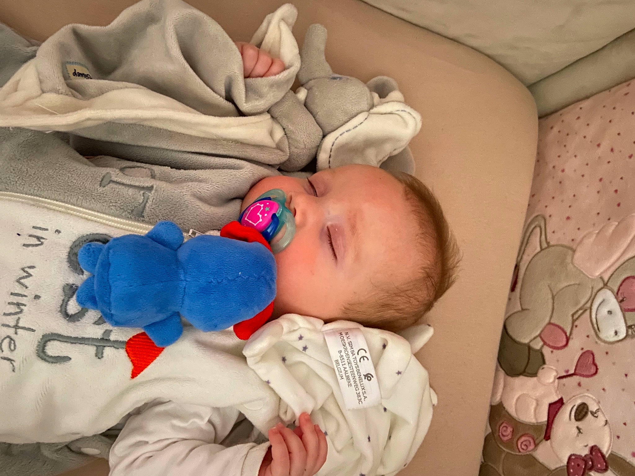 Marine participe au concours pour gagner de l'argent avec cette photo : arm, baby, baby_sleeping, baby_toddler_clothing, cheek, child, comfort, eye, face, facial_expression, headgear, mammal, mouth, nose, person, photograph, product, skin, textile, toddler