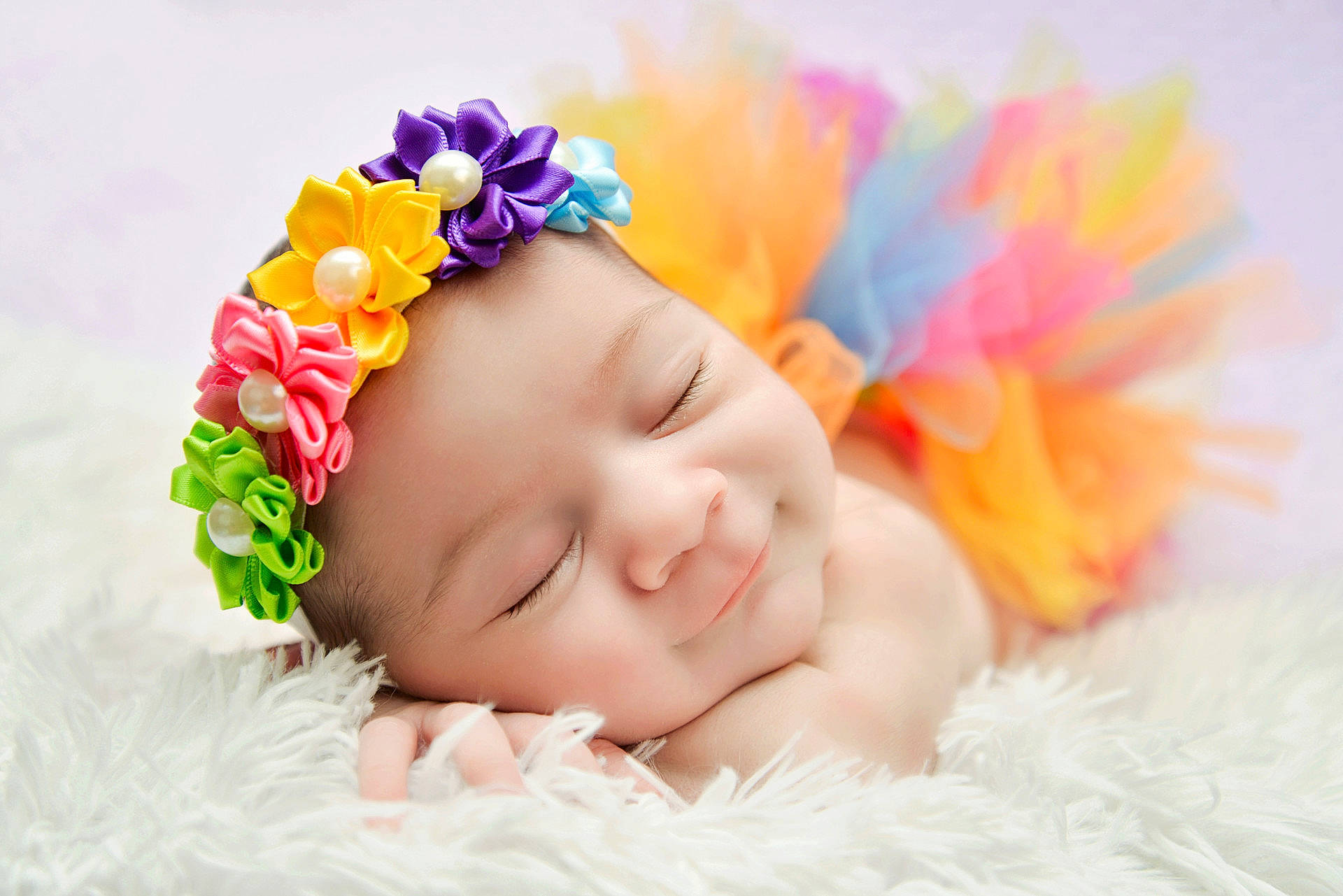 Lyna participe au concours pour gagner de l'argent avec cette photo : child, close_up, floral_design, flower, flower_arranging, hair_accessory, headband, headpiece, infant, person, petal, pink, rose_family, toddler, yellow