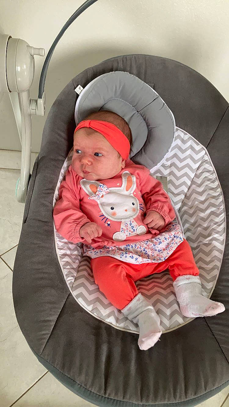 Léxy a rejoint le concours — aidez-le/la à gagner de superbes lots ! auto_part, baby, baby_carriage, baby_products, baby_safety, baby_toddler_clothing, cap, car_seat, carmine, child, comfort, hat, headwear, lap, person, personal_protective_equipment, pink, product, recreation, sitting