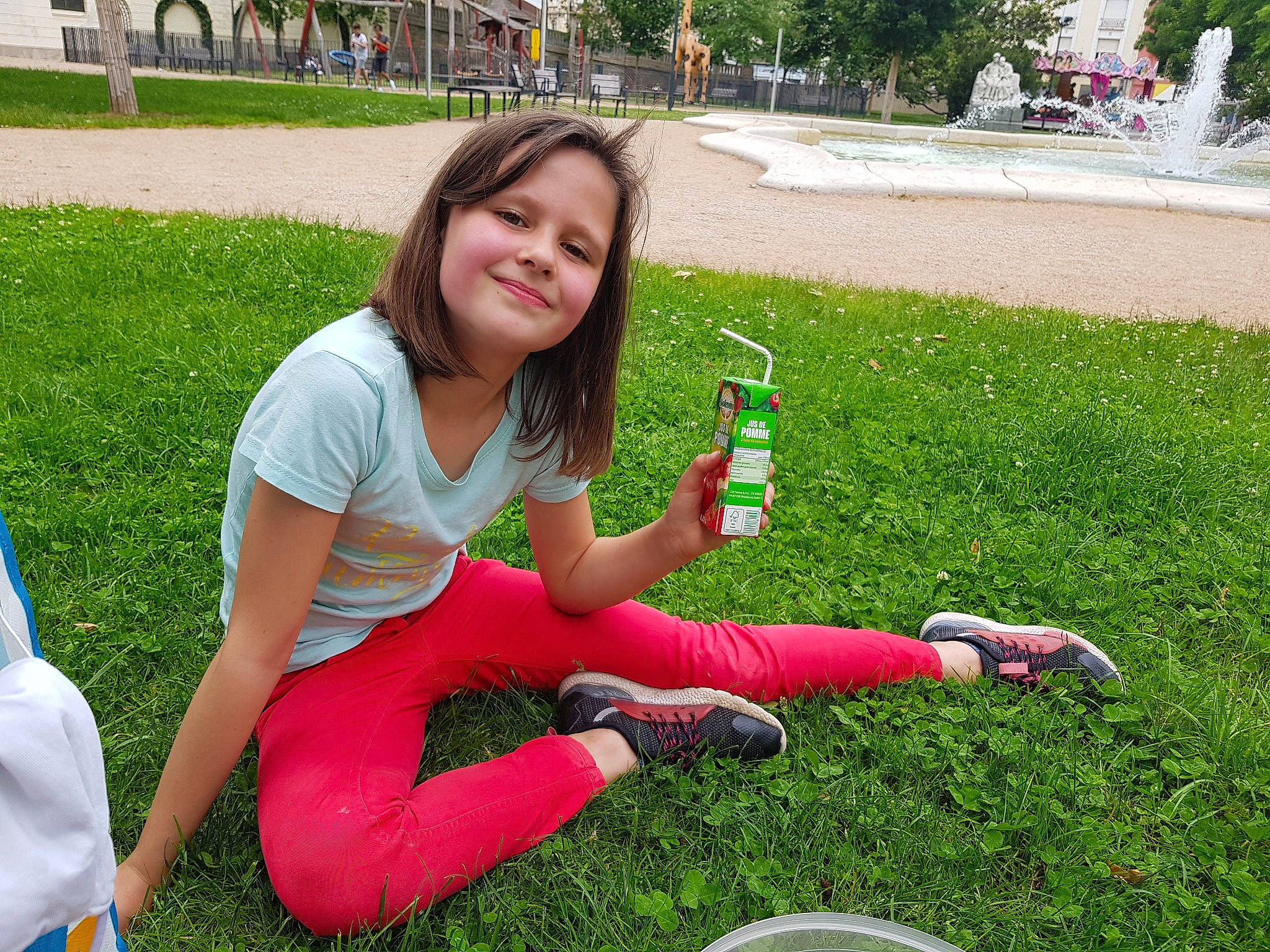 Typhaine participe au concours pour gagner de l'argent avec cette photo : botany, facial_expression, fun, grass, grassland, happy, human_leg, joy, knee, lap, lawn, leg, leisure, meadow, people_in_nature, person, plant, recreation, shorts, smile