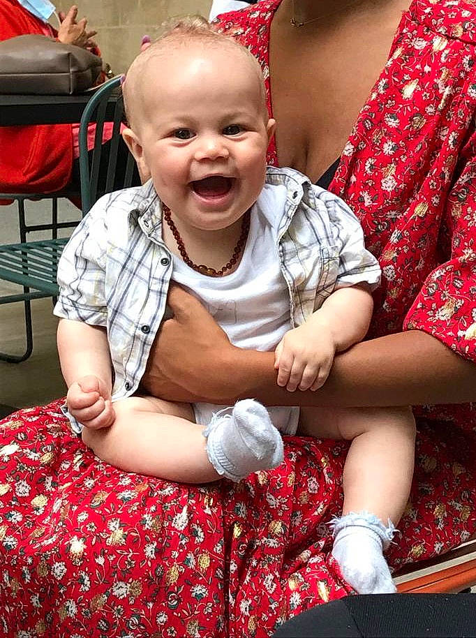 Noah a rejoint le concours — aidez-le/la à gagner de superbes lots ! baby, baby_laughing, baby_toddler_clothing, cheek, child, ear, foot, interaction, lap, laugh, linens, love, mouth, necklace, pattern, person, sitting, sock, toddler, tongue