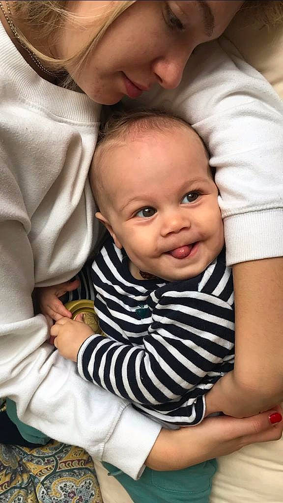 Noah participe au concours pour gagner de l'argent avec cette photo : baby, baby_products, baby_toddler_clothing, cheek, child, comfort, eye, facial_expression, finger, forehead, happy, human, iris, lip, love, mouth, nose, person, skin, thumb