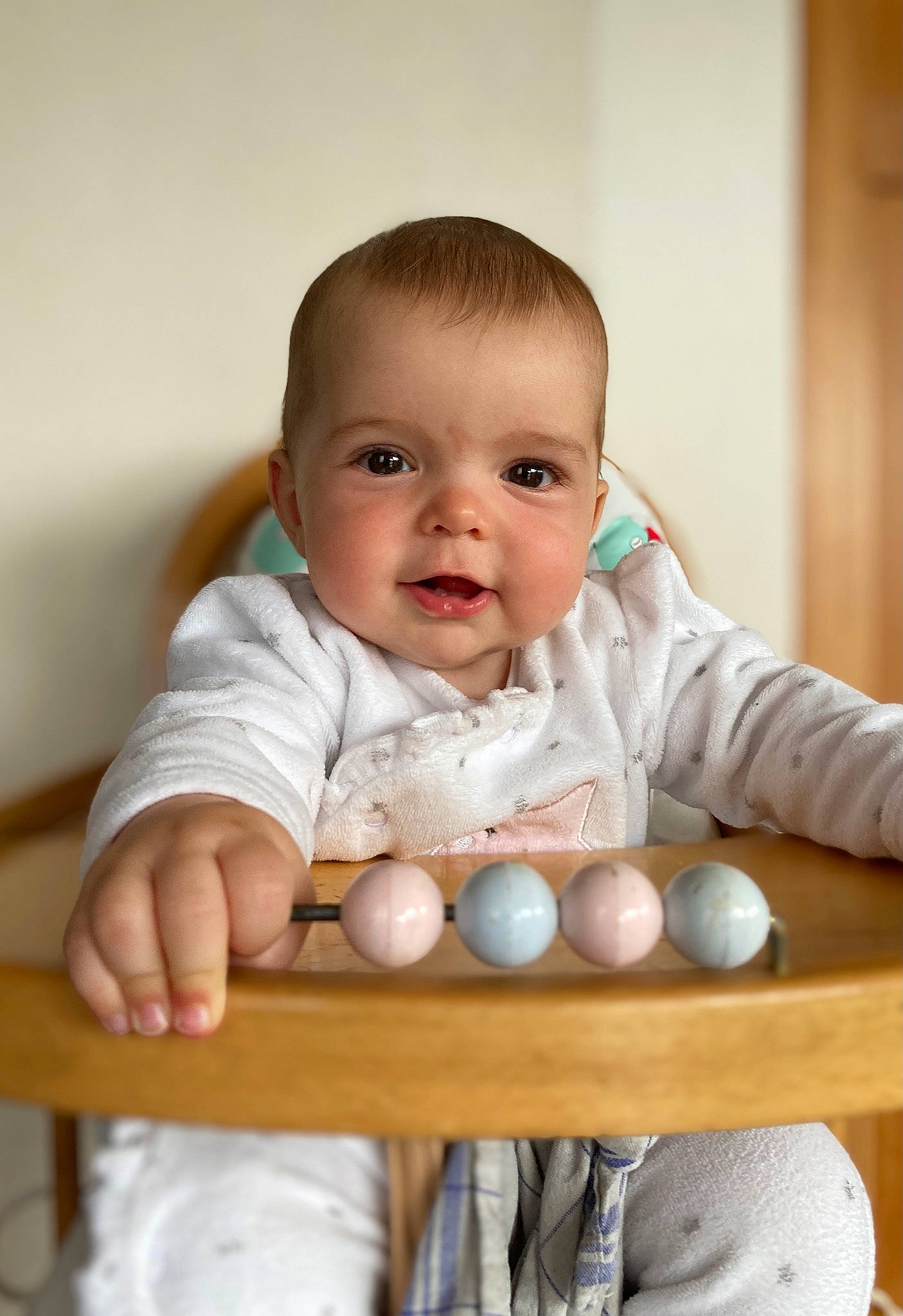 Myla a rejoint le concours — aidez-le/la à gagner de superbes lots ! baby, baby_toddler_clothing, ball, chair, cheek, child, comfort, eye, finger, flash_photography, flooring, happy, hardwood, iris, person, skin, sleeve, smile, thumb, toddler