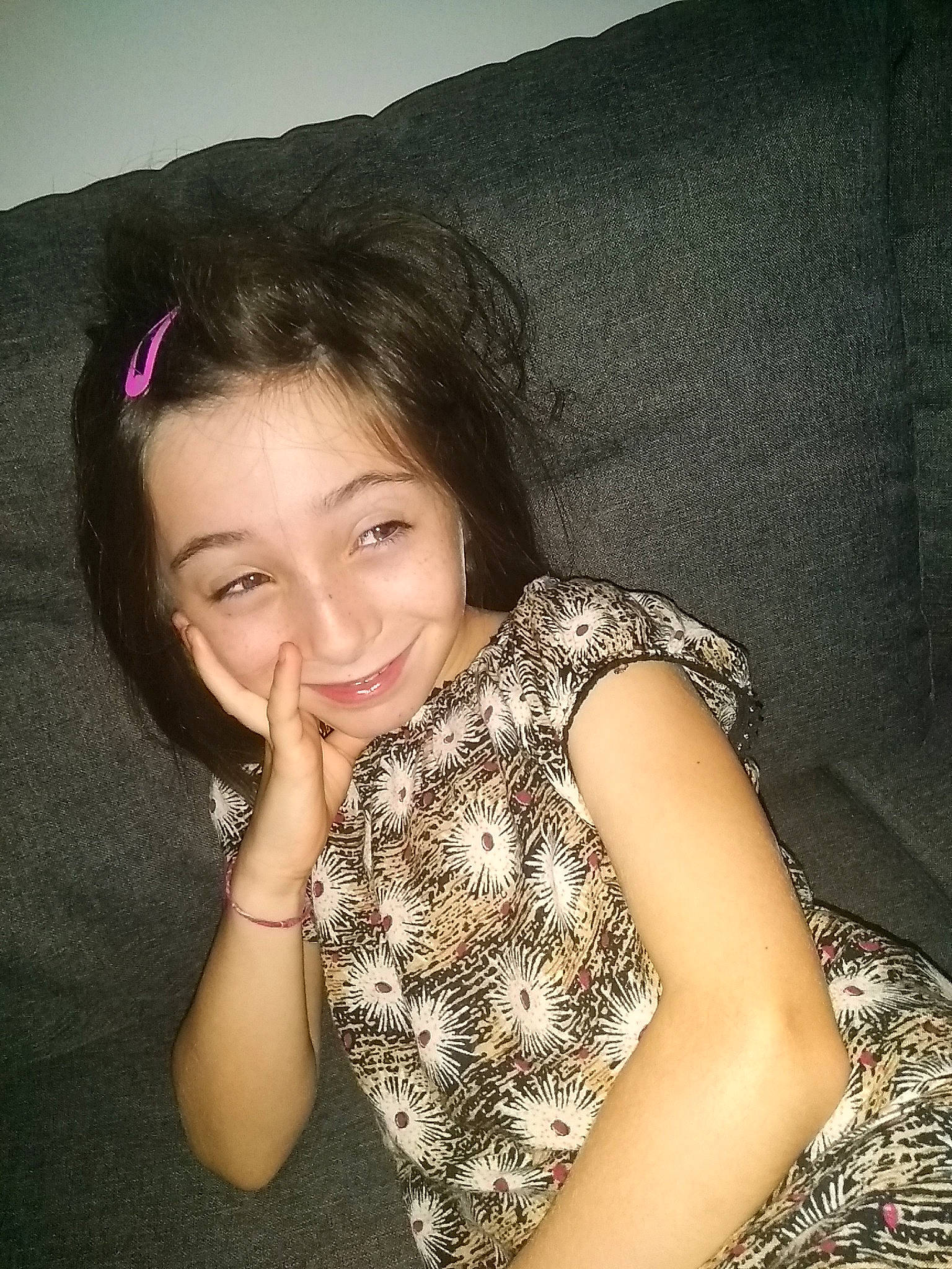 Léane participe au concours pour gagner de l'argent avec cette photo : arm, beauty, black_hair, child, fun, hair, happy, joy, leg, long_hair, nose, person, sitting, skin, smile, thigh, trunk