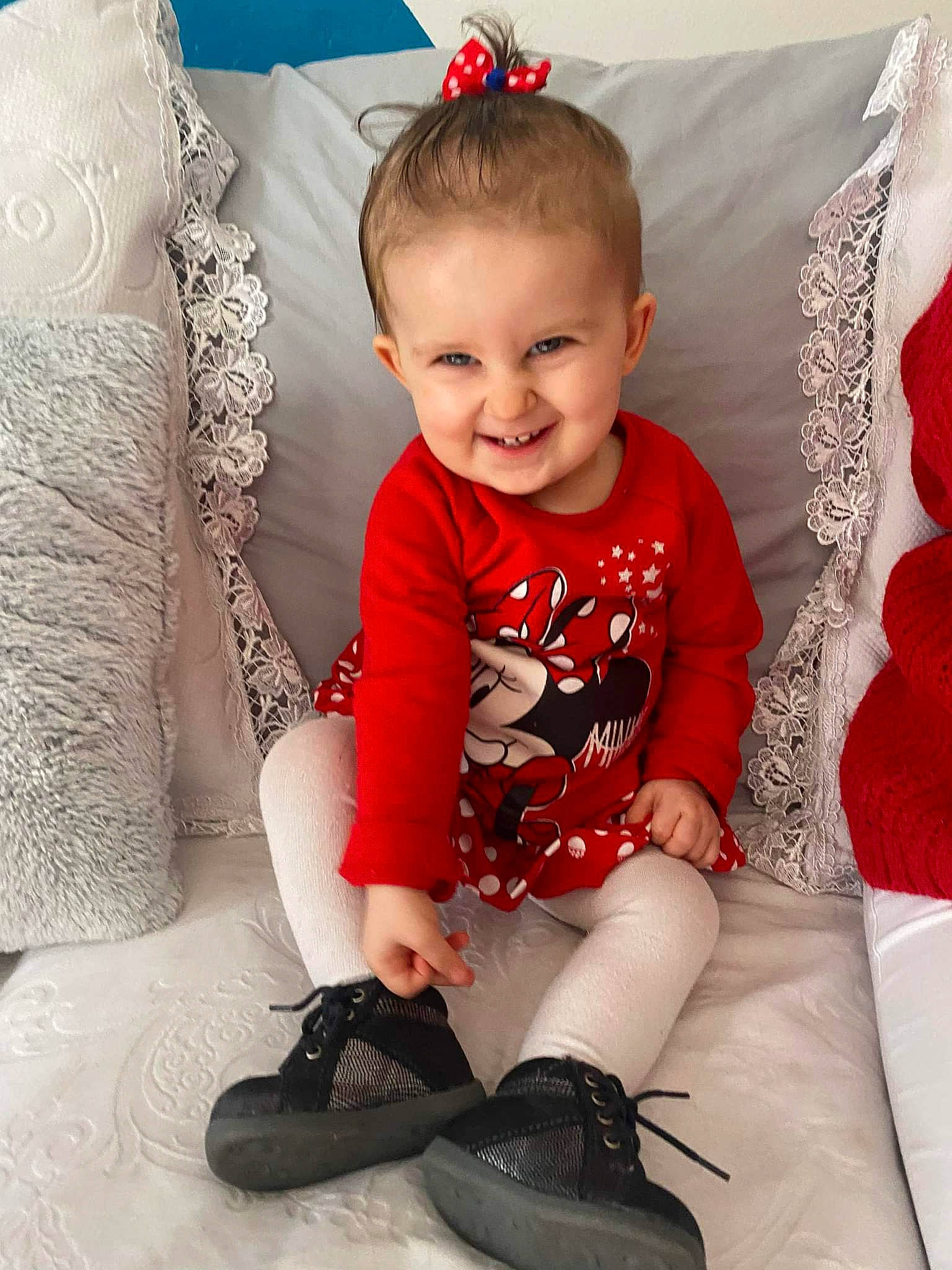 Manuella a rejoint le concours — aidez-le/la à gagner de superbes lots ! arm, baby_toddler_clothing, black, clothing, facial_expression, fashion, hairstyle, joint, joy, leg, outerwear, person, photograph, pink, red, skin, sleeve, smile, style, t_shirt