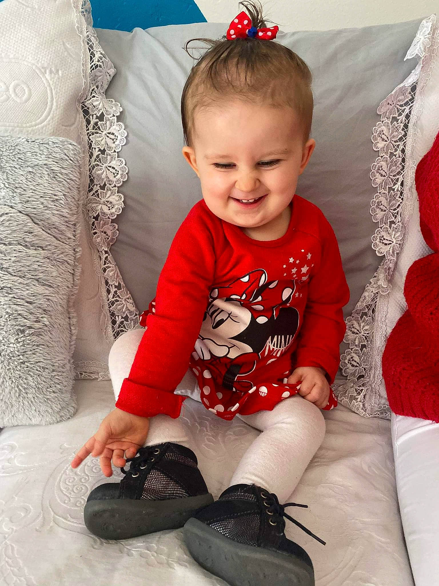 Manuella participe au concours pour gagner de l'argent avec cette photo : arm, baby_toddler_clothing, black, cool, fashion, hairstyle, happy, head, joy, knee, pattern, person, photograph, product, red, sleeve, smile, standing, style, t_shirt