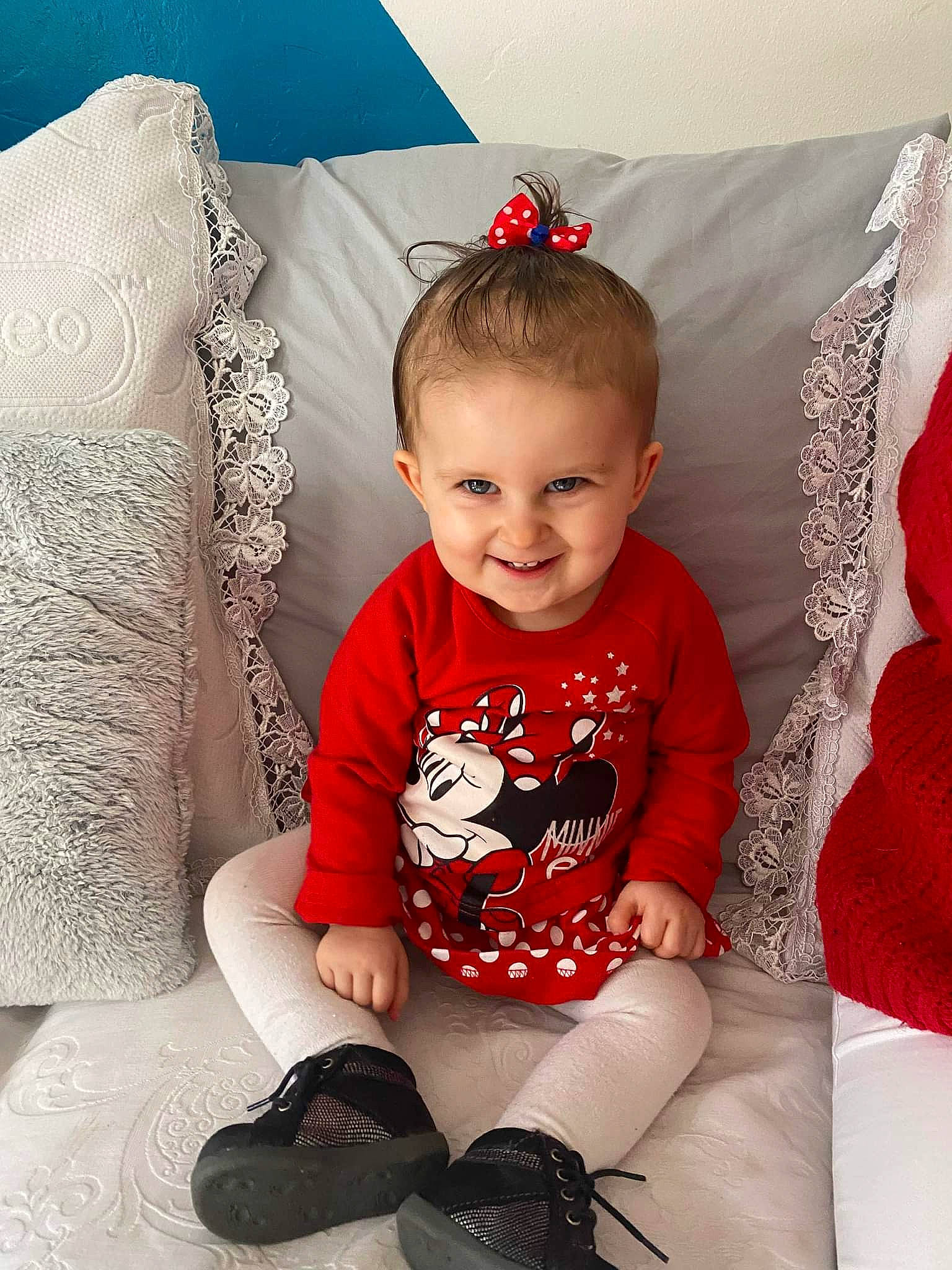 Manuella participe au concours pour gagner de l'argent avec cette photo : baby_toddler_clothing, beauty, black, comfort, eye, fashion, happy, joy, knee, pattern, person, pink, product, red, sitting, sleeve, smile, sock, standing, t_shirt