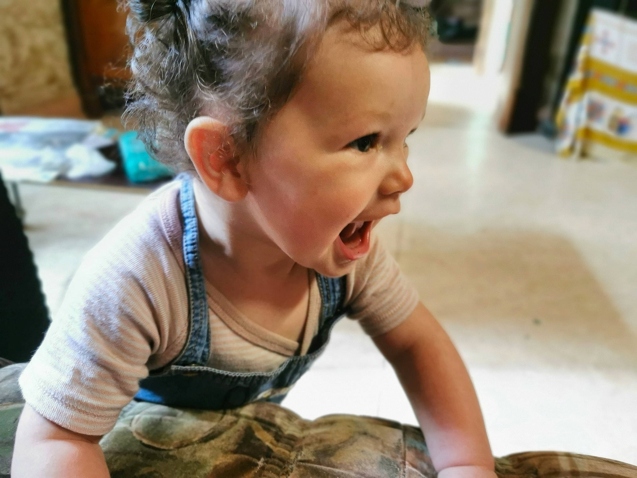 Molly participe au concours pour gagner de l'argent avec cette photo : baby, child, ear, person, play, sitting, smile, toddler