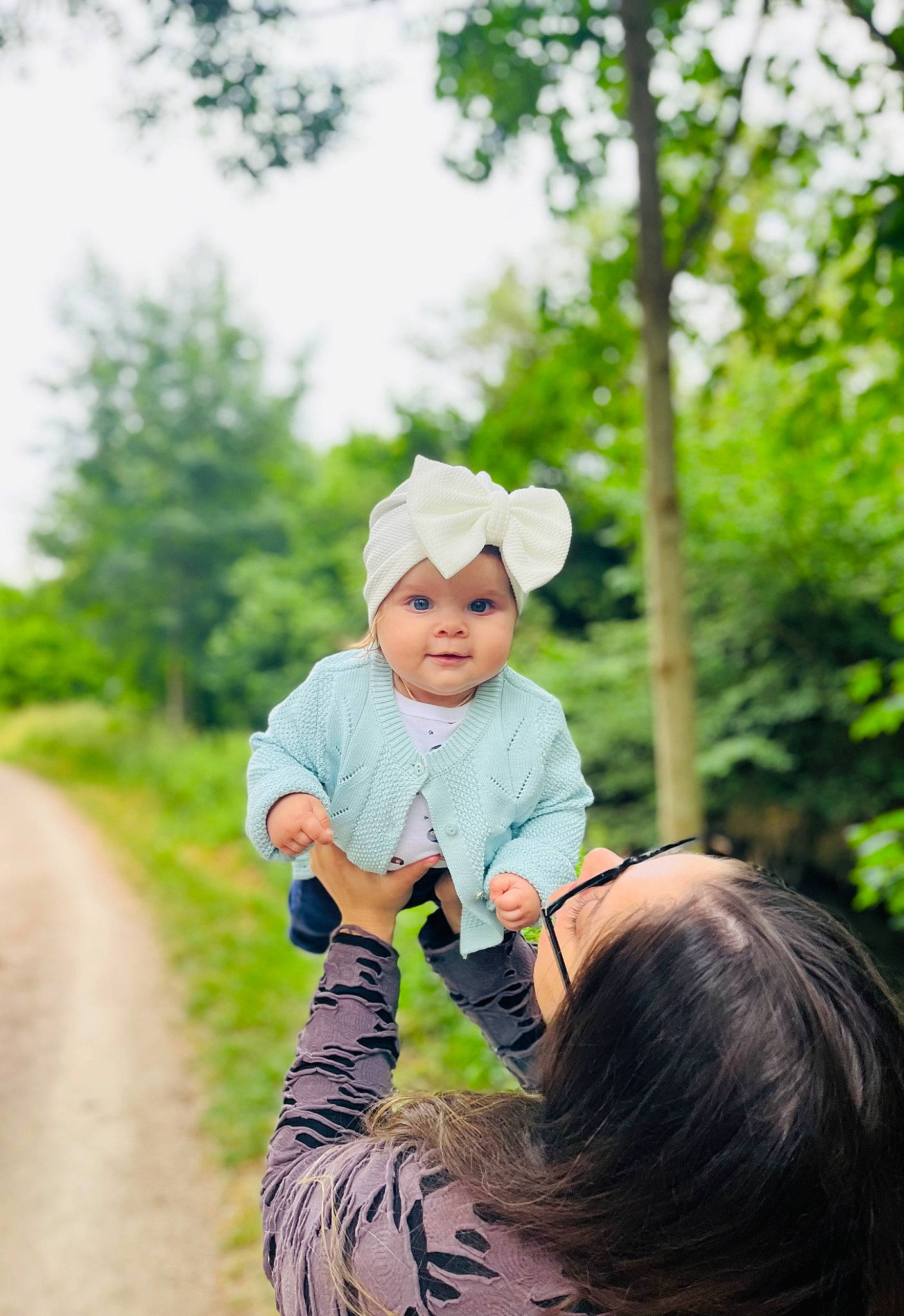 Vanessa a rejoint le concours — aidez-le/la à gagner de superbes lots ! baseball_cap, cap, flash_photography, forest, fun, gesture, grass, happy, hat, headwear, landscape, leisure, people_in_nature, person, plant, recreation, sitting, soil, t_shirt, toddler