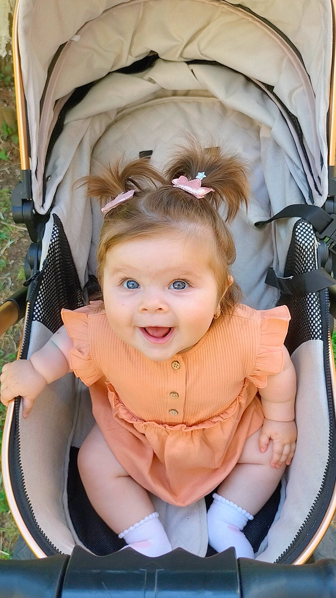 Vanessa a rejoint le concours — aidez-le/la à gagner de superbes lots ! baby, baby_carriage, baby_toddler_clothing, beauty, cheek, cool, eye, face, hairstyle, happy, head, human_body, iris, people, person, pink, product, skin, smile, toddler