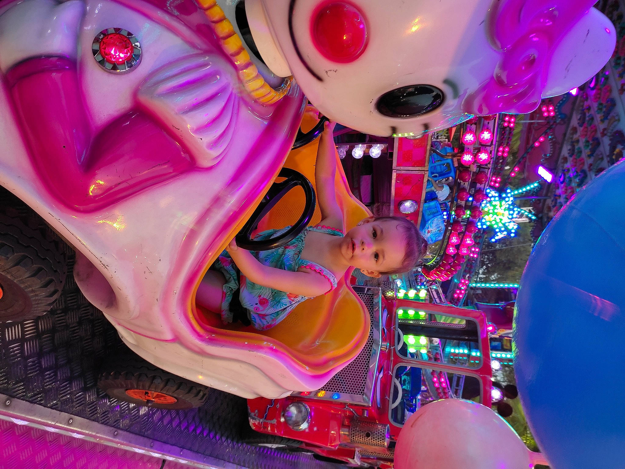 Luana participe au concours pour gagner de l'argent avec cette photo : art, balloon, beauty, carmine, circle, entertainment, event, fun, leisure, light, magenta, party_supply, pattern, person, pink, purple, recreation, red, space, violet