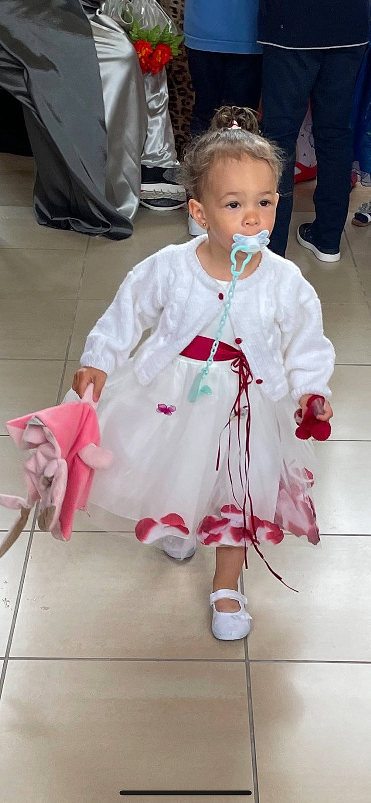 Luana participe au concours pour gagner de l'argent avec cette photo : baby, baby_toddler_clothing, child, costume, dress, event, facial_expression, fashion_design, hair, happy, head, jewellery, necklace, person, pink, shoe, skin, sleeve, sneakers, toddler