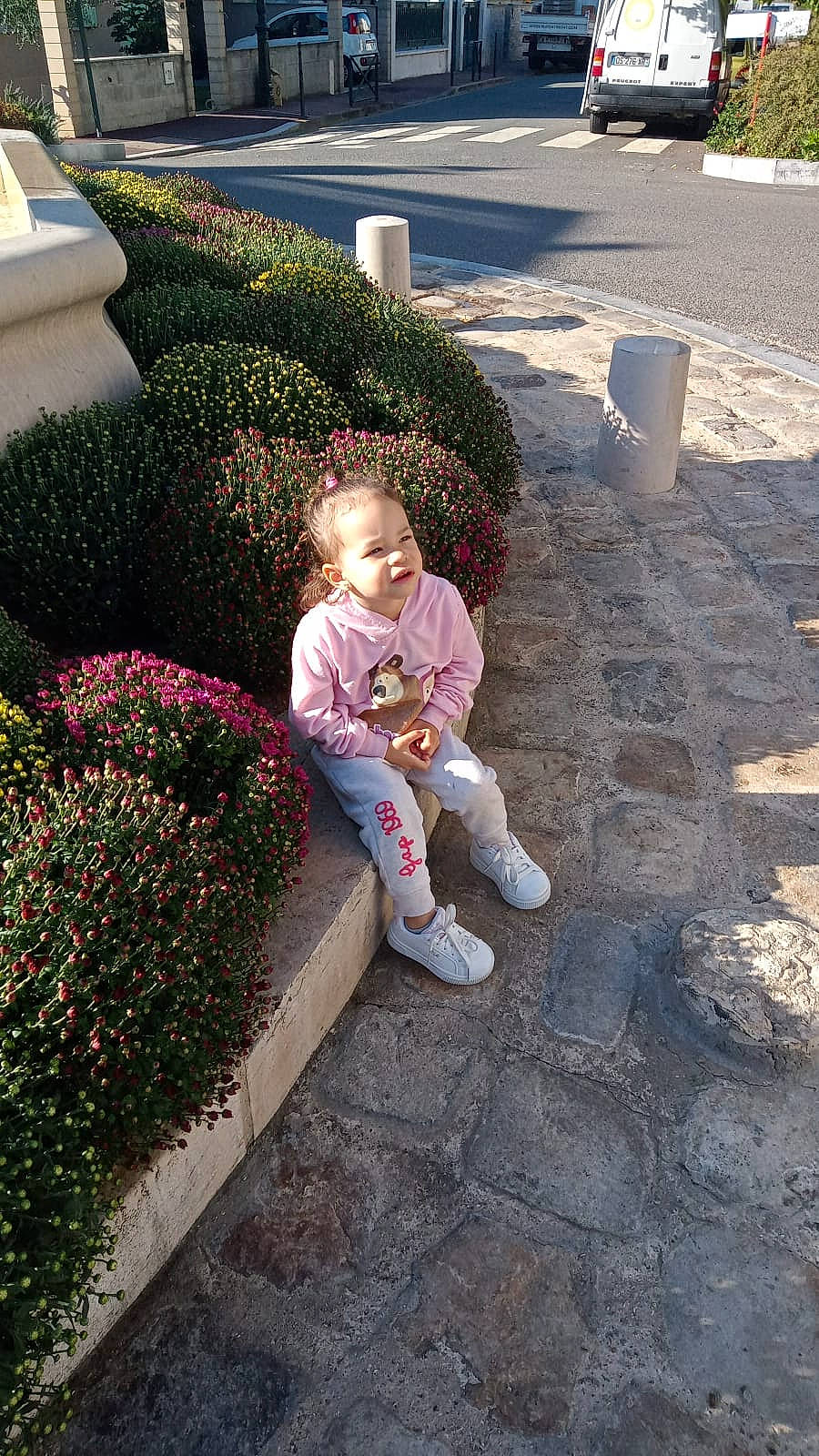 Luana participe au concours pour gagner de l'argent avec cette photo : asphalt, baby, baby_toddler_clothing, botany, flooring, flower, grass, grass_family, groundcover, landscape, leaf, leisure, morning, person, plant, road_surface, shrub, sidewalk, snapshot, toddler