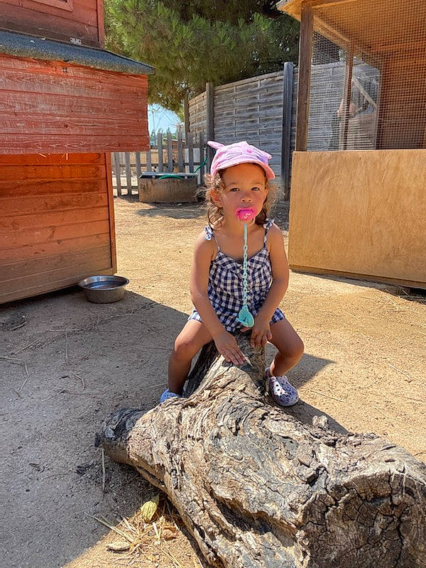 Luana a rejoint le concours — aidez-le/la à gagner de superbes lots ! child, fawn, fun, grass, hat, human_leg, landscape, leisure, person, public_space, recreation, shorts, sitting, soil, sun_hat, sunglasses, thigh, toddler, tree, wall