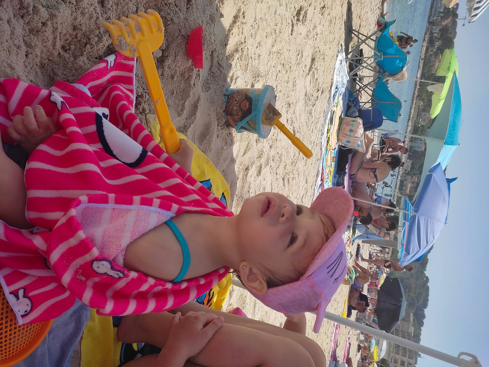 Luana participe au concours pour gagner de l'argent avec cette photo : baby, baby_products, child, fun, happy, hat, headwear, leisure, pattern, person, pink, recreation, sky, smile, sport_climbing, summer, sunglasses, swimwear, thigh, toddler