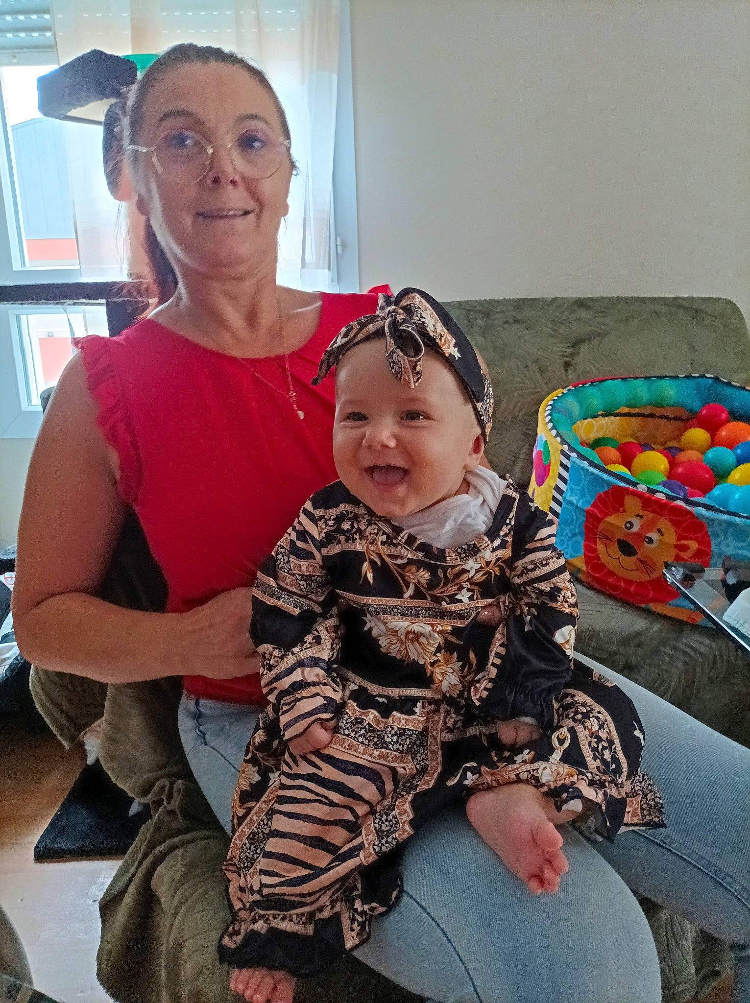 Nina a rejoint le concours — aidez-le/la à gagner de superbes lots ! baby, baby_products, chair, child, comfort, couch, event, eyewear, family, fun, happy, hat, headwear, joy, lap, leisure, person, room, sitting, skin