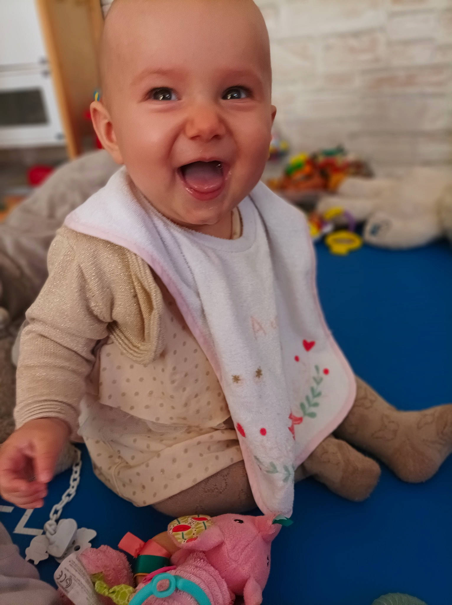 Nina a rejoint le concours — aidez-le/la à gagner de superbes lots ! baby, baby_products, baby_toddler_clothing, cheek, child, event, face, flooring, fun, happy, outerwear, person, pink, play, room, sitting, skin, sleeve, smile, toddler