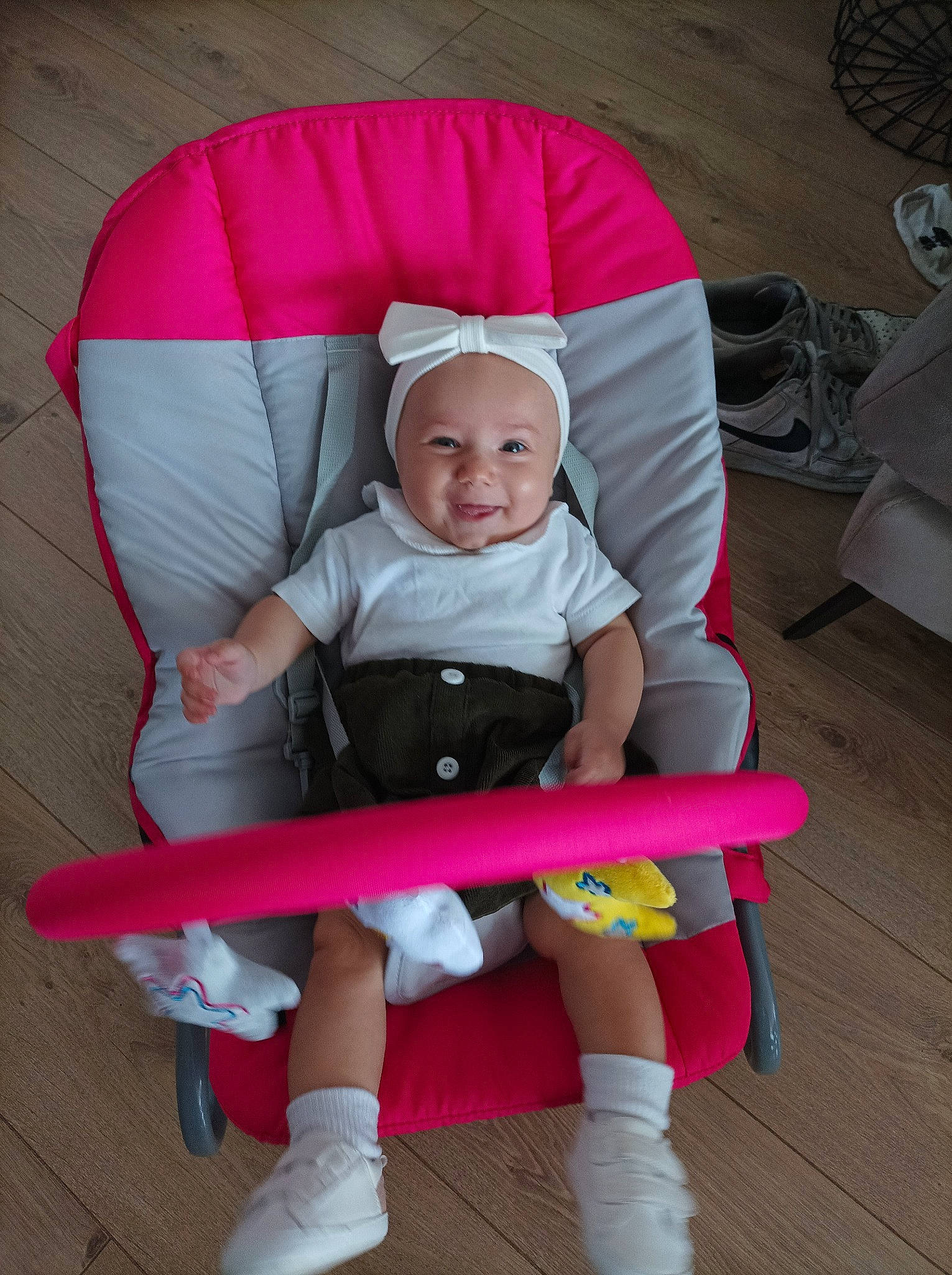 Nina a rejoint le concours — aidez-le/la à gagner de superbes lots ! baby, baby_carriage, baby_products, baby_toddler_clothing, carmine, chair, child, comfort, fun, headwear, knee, lap, magenta, person, pink, shorts, sitting, sleeve, smile, sock