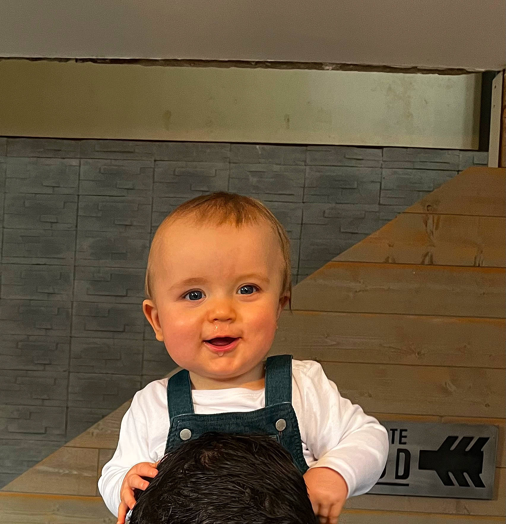 Raphael participe au concours pour gagner de l'argent avec cette photo : baby, baby_toddler_clothing, cheek, child, flooring, happy, hardwood, joy, pattern, person, rectangle, room, sitting, sleeve, smile, t_shirt, toddler, wood, wood_stain